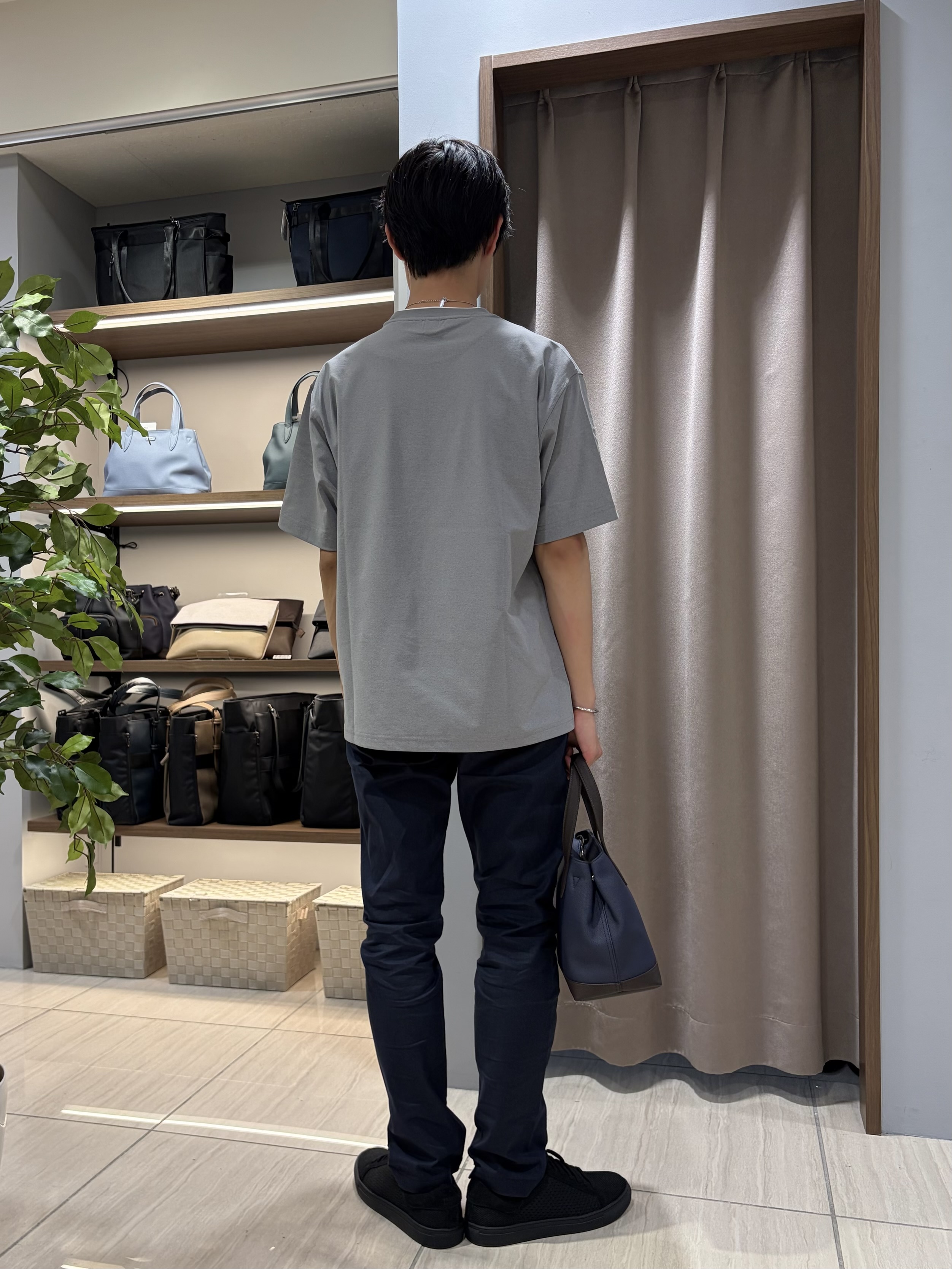 hiroさんの「TAKEO KIKUCHI｜【汗染み軽減/接触冷感】フェイクレイヤード ワンポイント刺繍Ｔシャツ」を使ったコーディネート