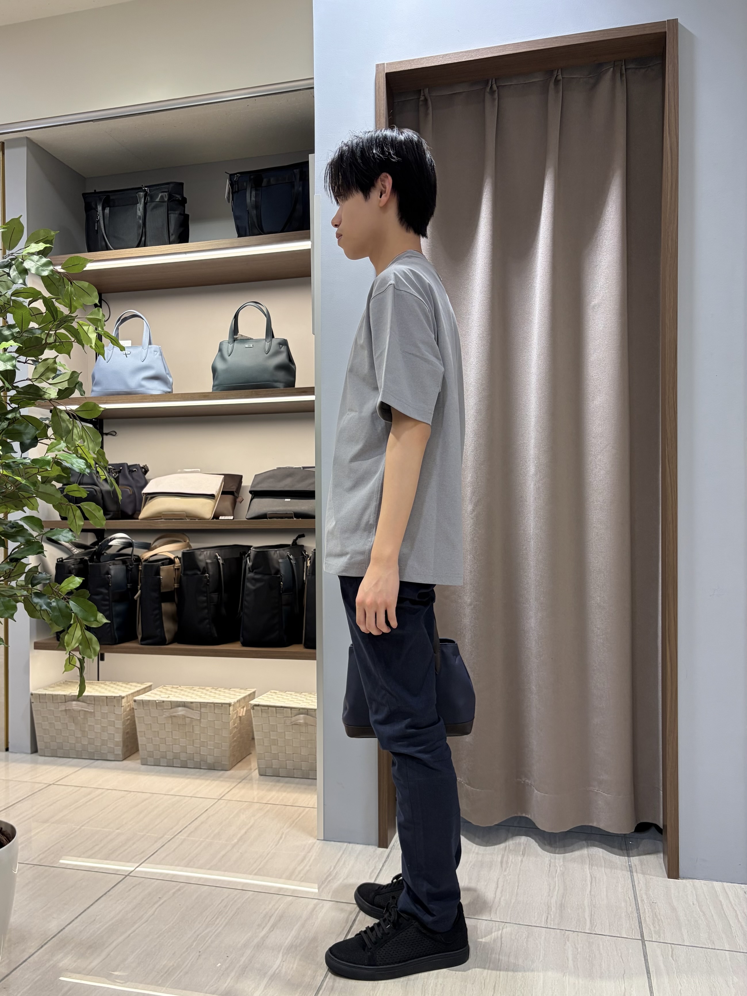 hiroさんの「TAKEO KIKUCHI｜【汗染み軽減/接触冷感】フェイクレイヤード ワンポイント刺繍Ｔシャツ」を使ったコーディネート