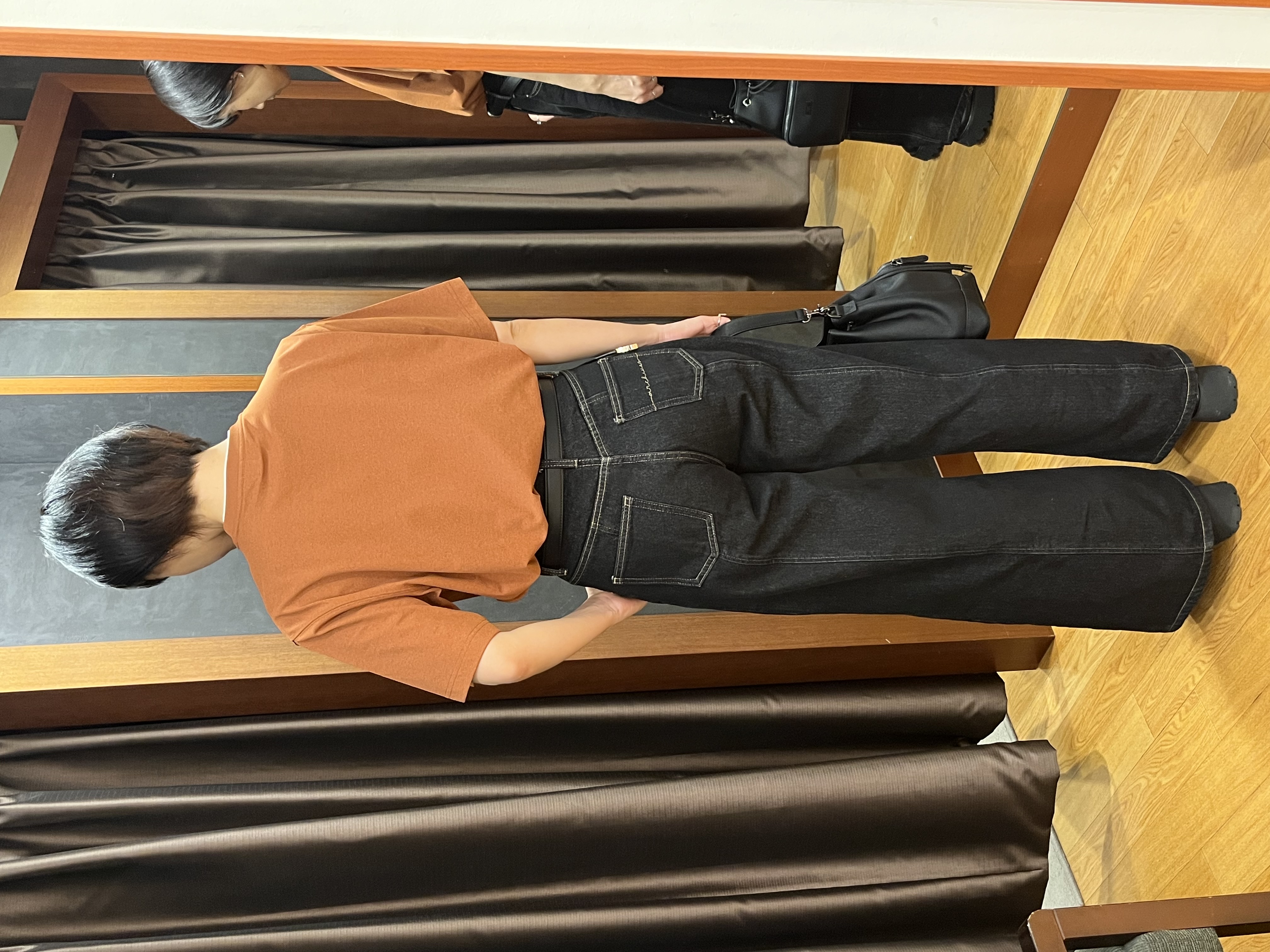 ちゃんみなさんの「TAKEO KIKUCHI｜【汗染み軽減/接触冷感】フェイクレイヤード ワンポイント刺繍Ｔシャツ」を使ったコーディネート