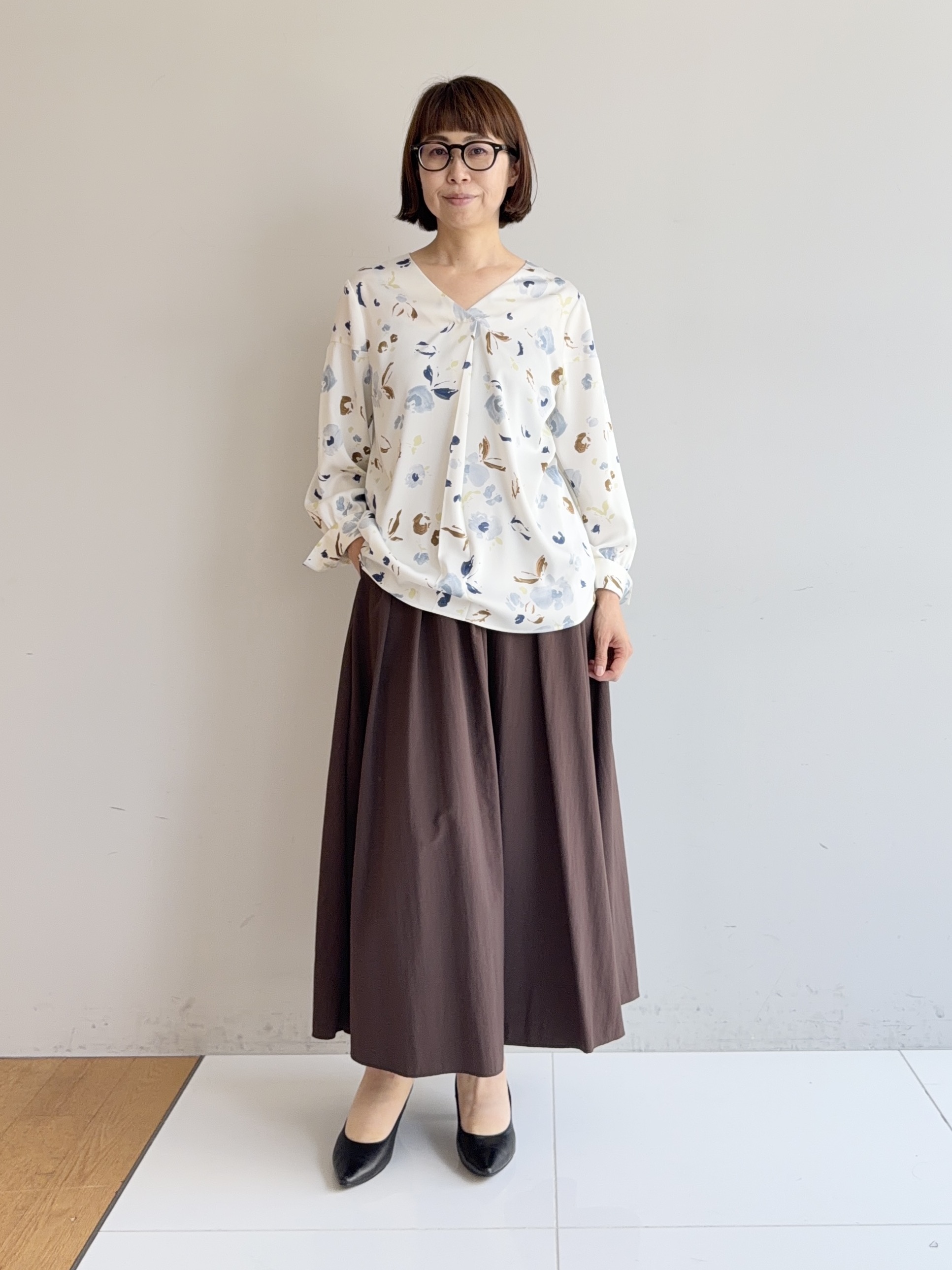 murayamaさんの「INDIVI｜【映える1枚】花柄プリントブラウス」を使ったコーディネート
