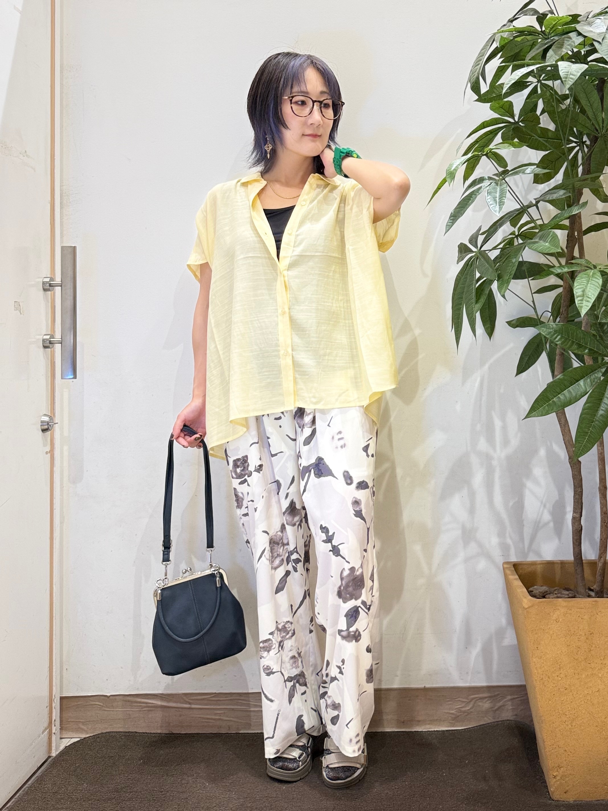 misakiさんの「SHOO･LA･RUE｜【UV/洗濯機可】ほんのりシアーで上品な バックギャザーブラウス」を使ったコーディネート