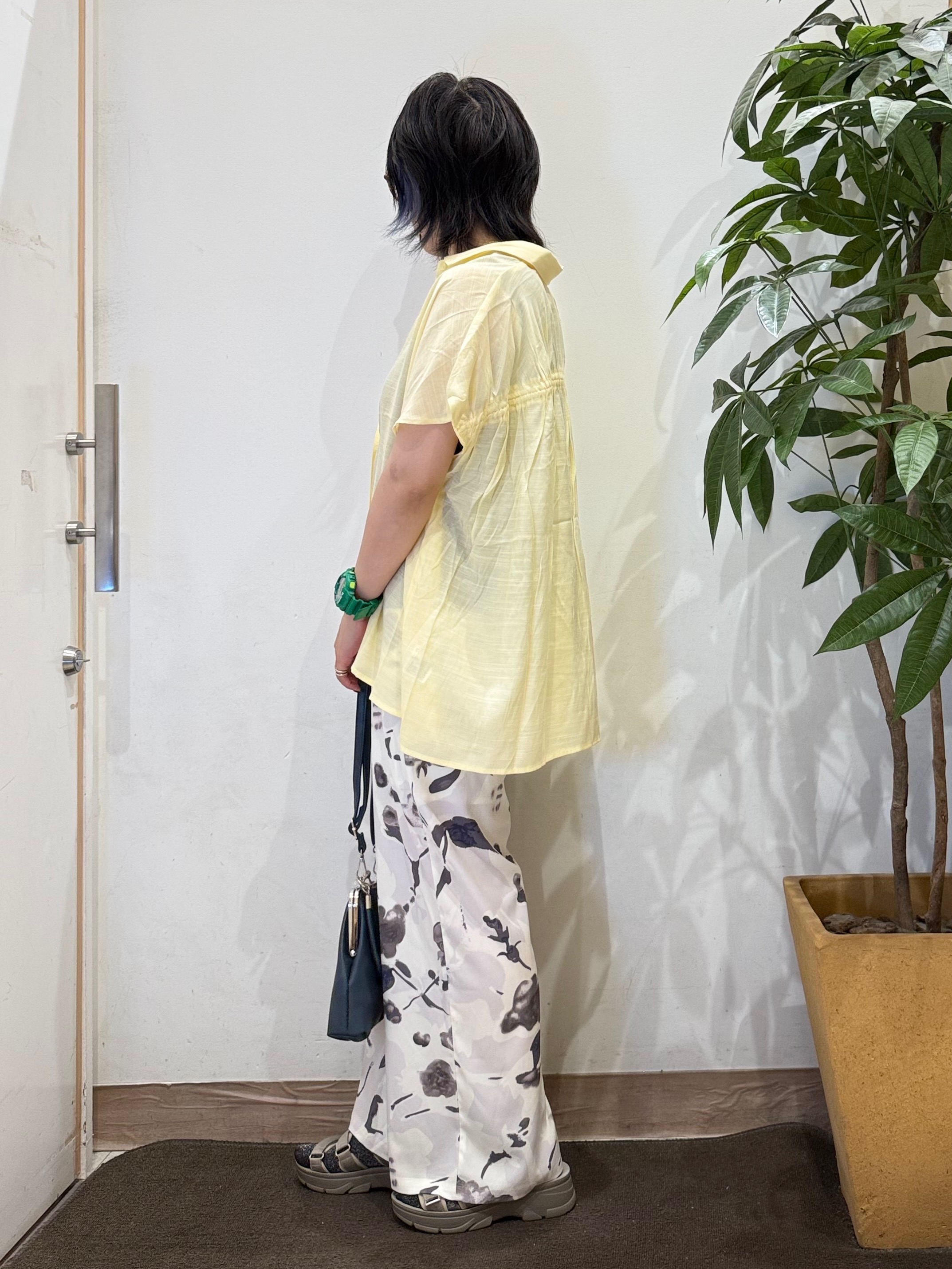 misakiさんの「SHOO･LA･RUE｜【UV/洗濯機可】ほんのりシアーで上品な バックギャザーブラウス」を使ったコーディネート