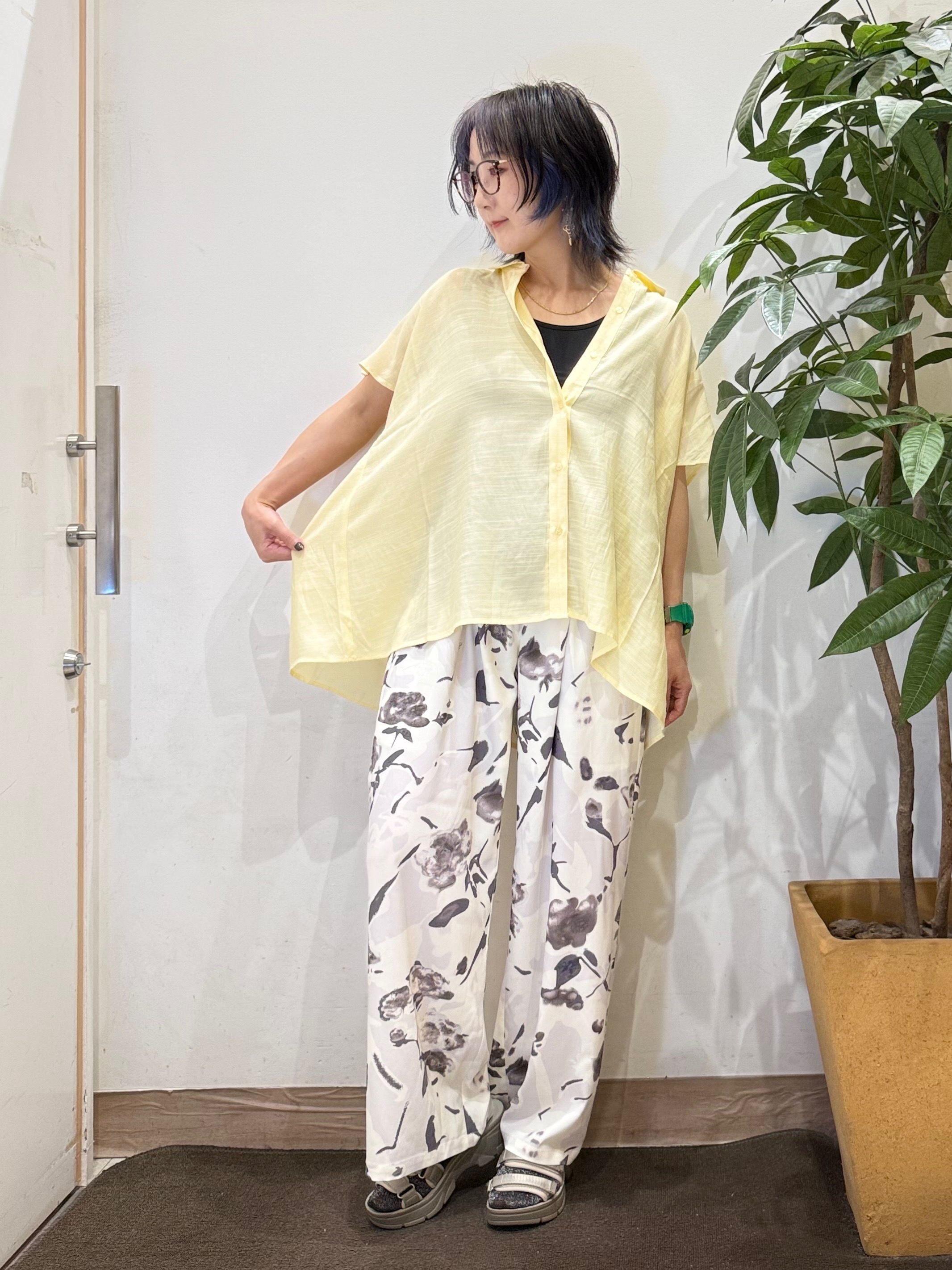 misakiさんの「SHOO･LA･RUE｜【UV/洗濯機可】ほんのりシアーで上品な バックギャザーブラウス」を使ったコーディネート