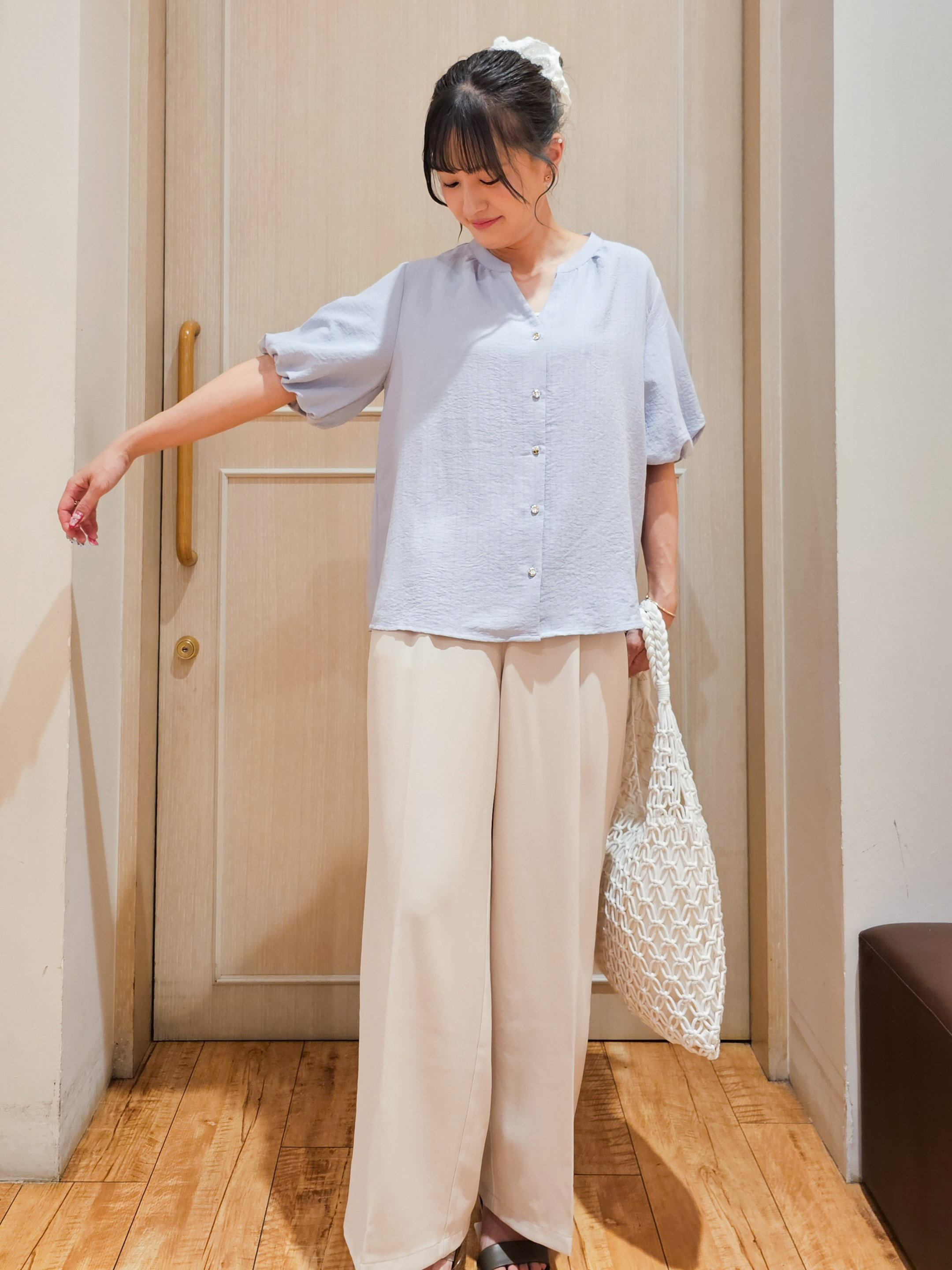 ゆゆさんの「SHOO･LA･RUE｜【洗濯機可】バルーンスリーブで二の腕カバー キーネック5分袖ブラウス」を使ったコーディネート