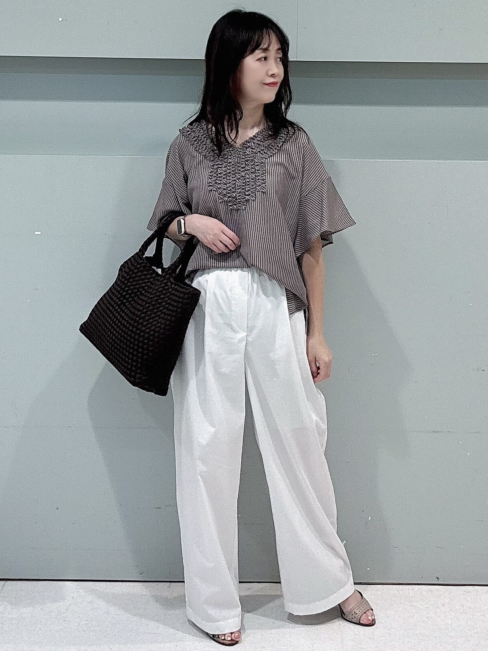 makiさんの「UNTITLED｜【接触冷感/通気性/洗える】Vネックフリルブラウス」を使ったコーディネート
