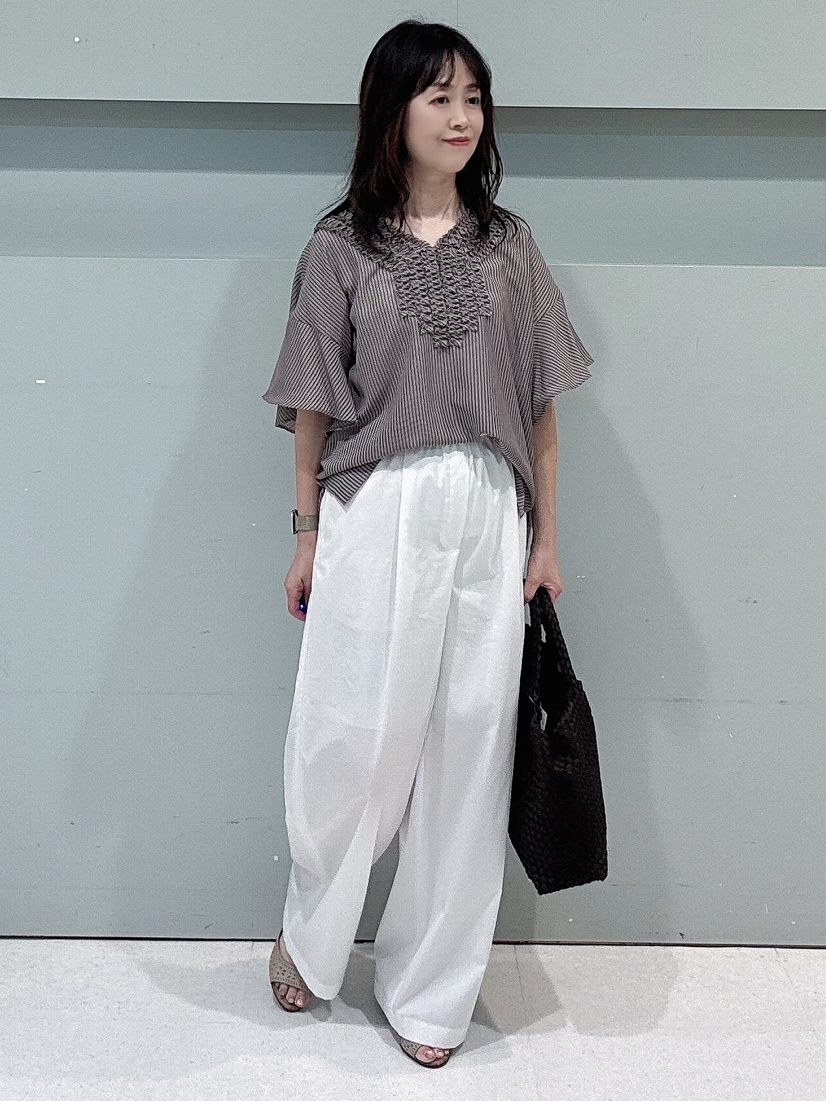 makiさんの「UNTITLED｜【接触冷感/通気性/洗える】Vネックフリルブラウス」を使ったコーディネート