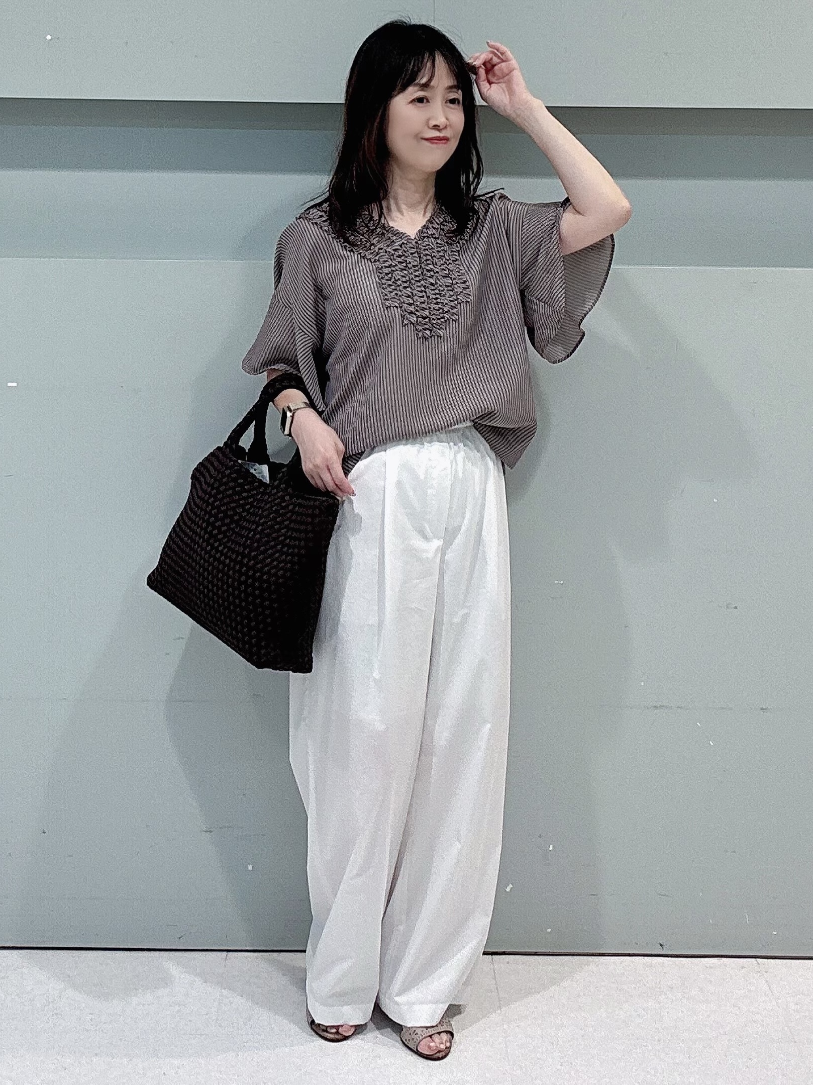 makiさんの「UNTITLED｜【接触冷感/通気性/洗える】Vネックフリルブラウス」を使ったコーディネート