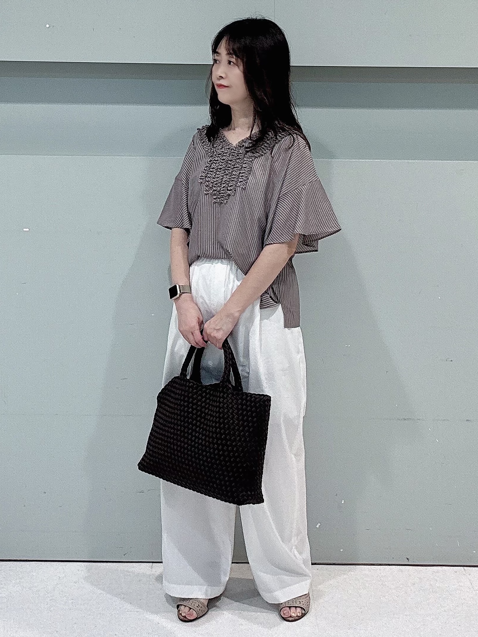 makiさんの「UNTITLED｜【接触冷感/通気性/洗える】Vネックフリルブラウス」を使ったコーディネート