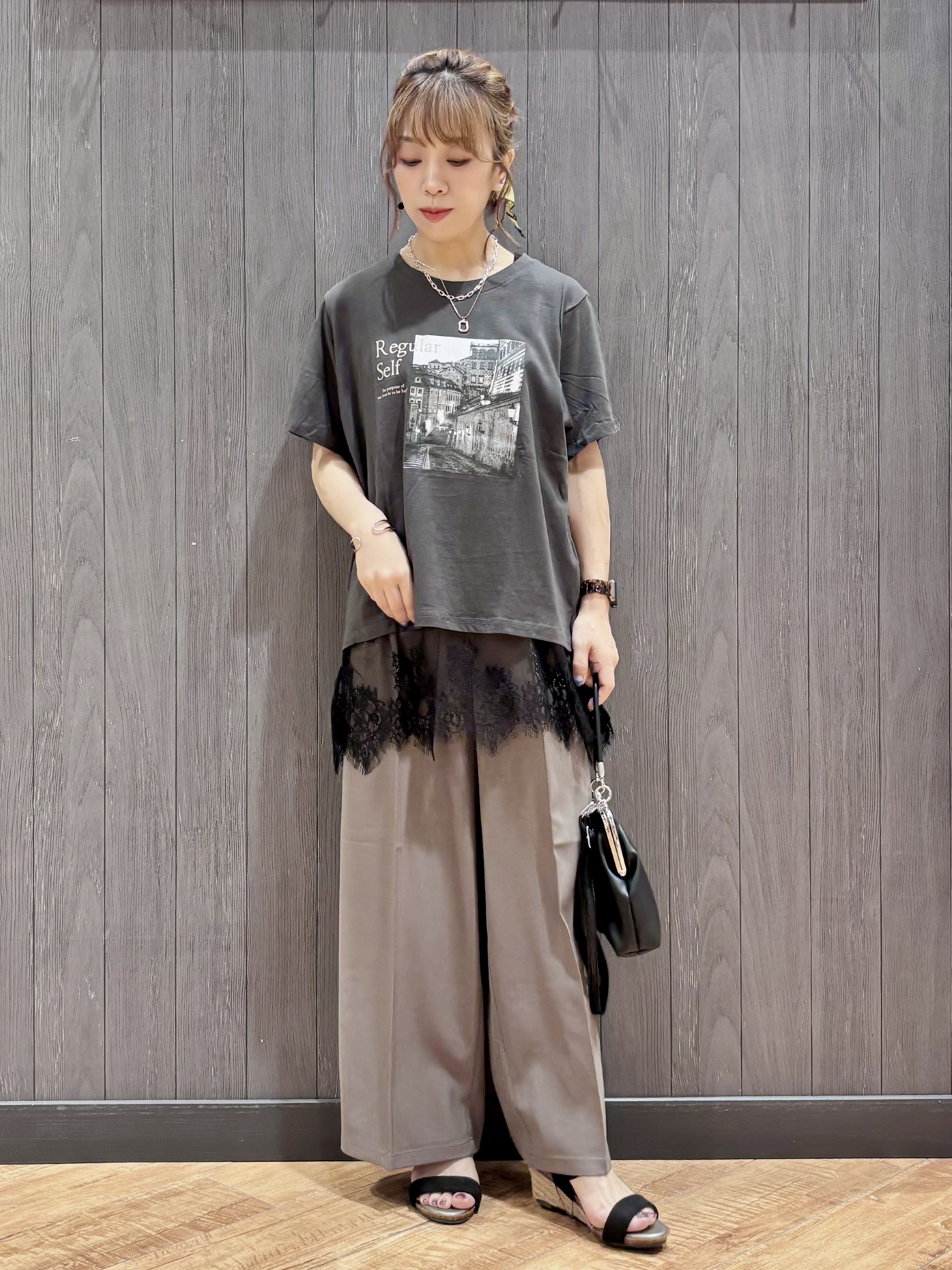 meiさんの「SHOO･LA･RUE｜【S-LL/洗濯機可】大人のベーシックカラープリントTシャツ」を使ったコーディネート