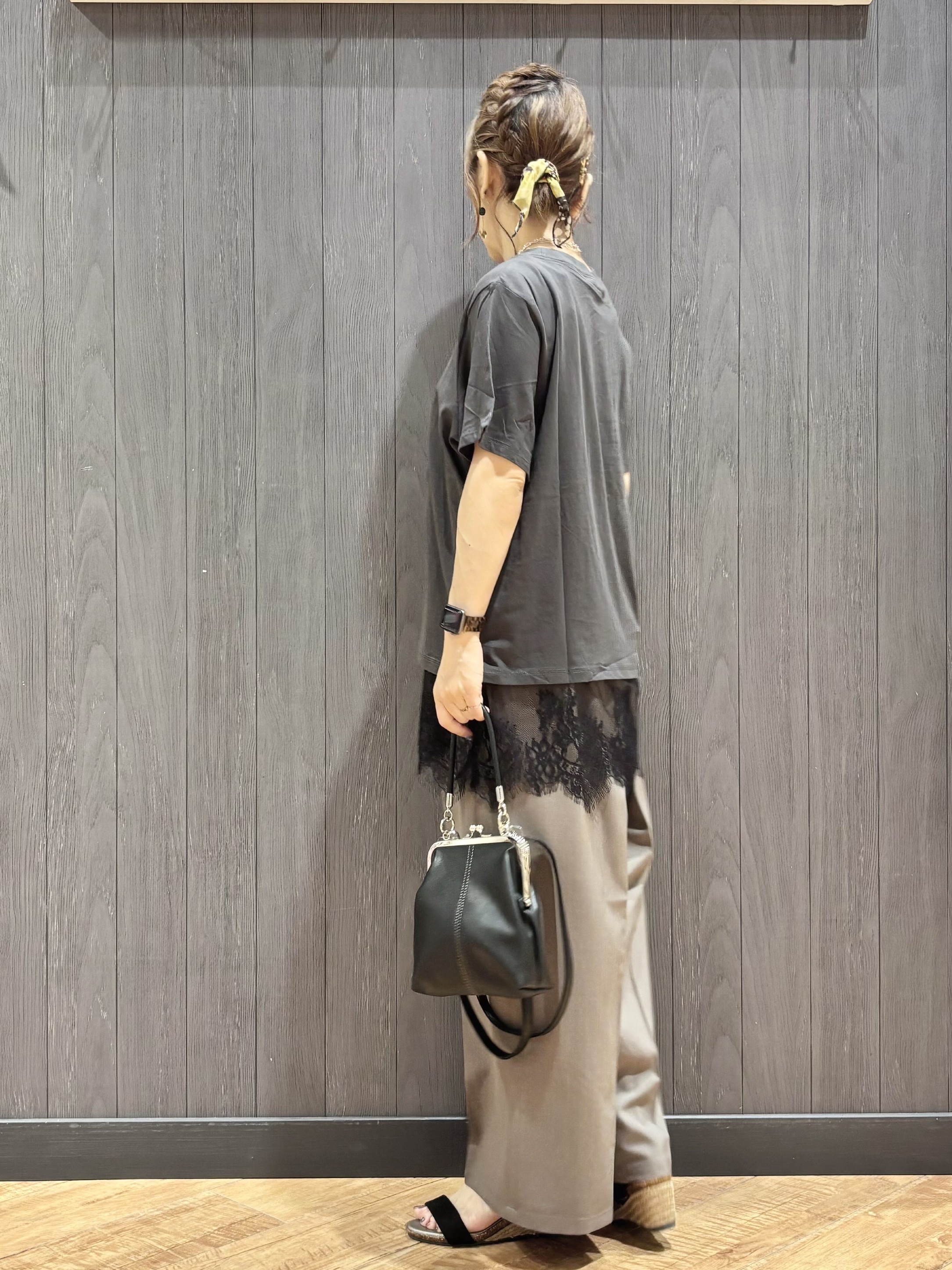 meiさんの「SHOO･LA･RUE｜【S-LL/洗濯機可】大人のベーシックカラープリントTシャツ」を使ったコーディネート