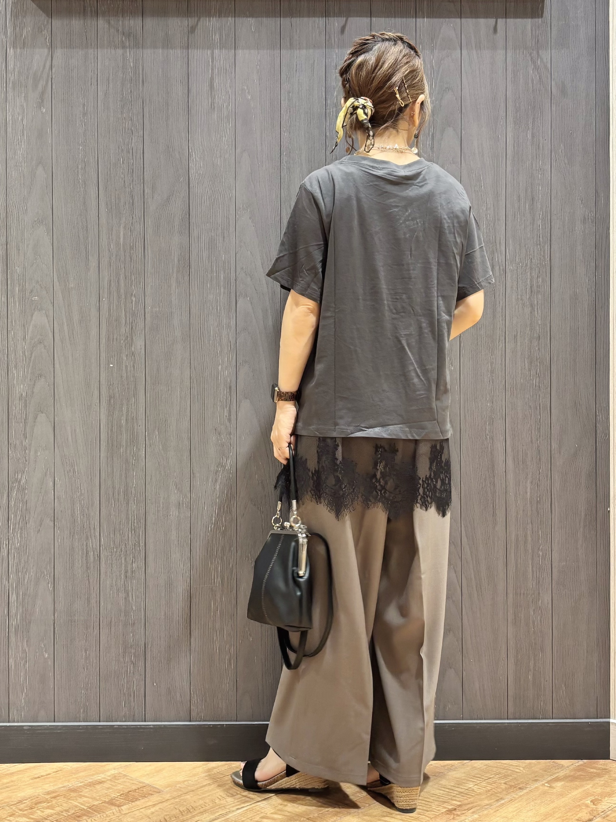 meiさんの「SHOO･LA･RUE｜【S-LL/洗濯機可】大人のベーシックカラープリントTシャツ」を使ったコーディネート