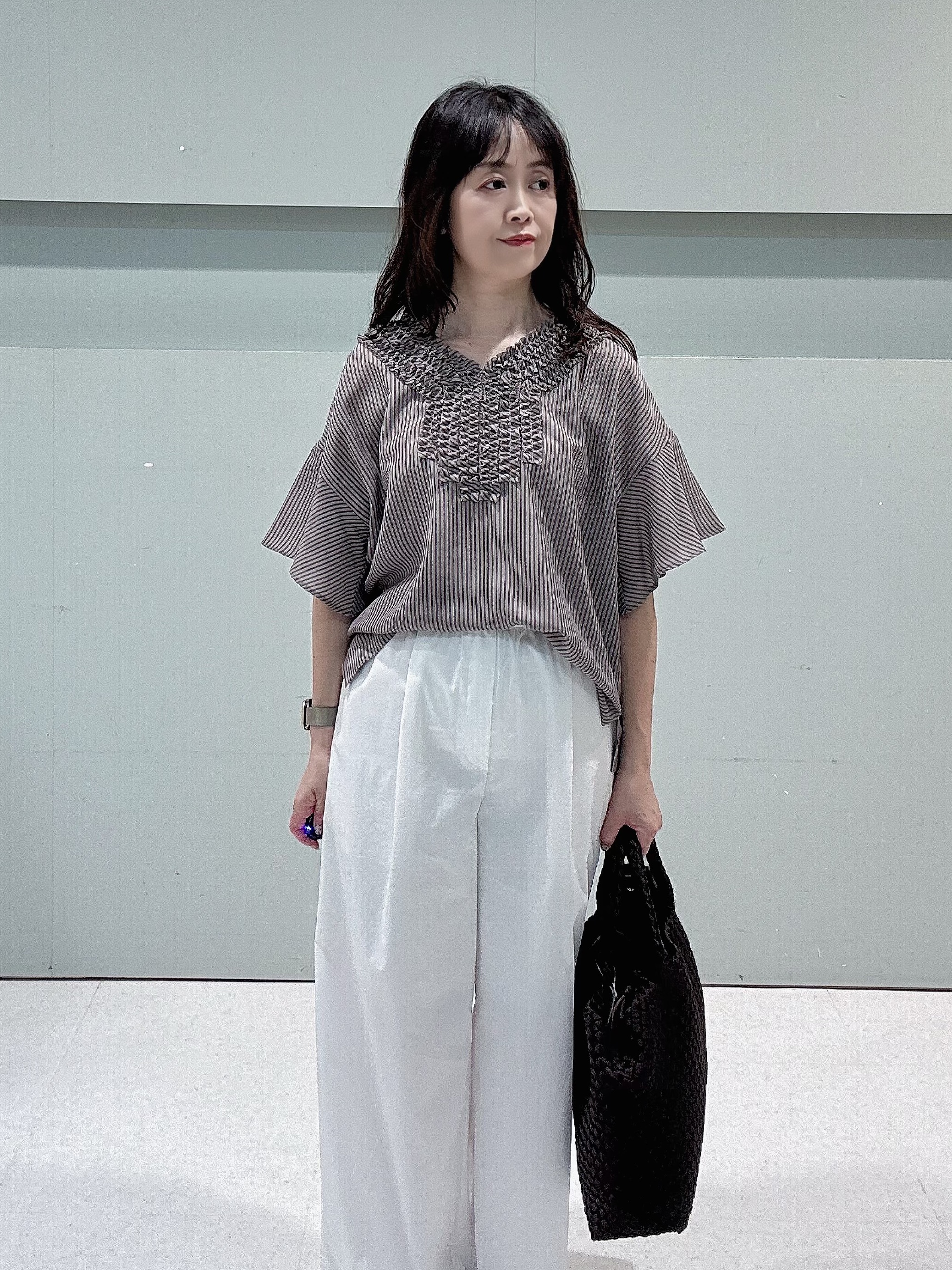 makiさんの「UNTITLED｜【接触冷感/通気性/洗える】Vネックフリルブラウス」を使ったコーディネート