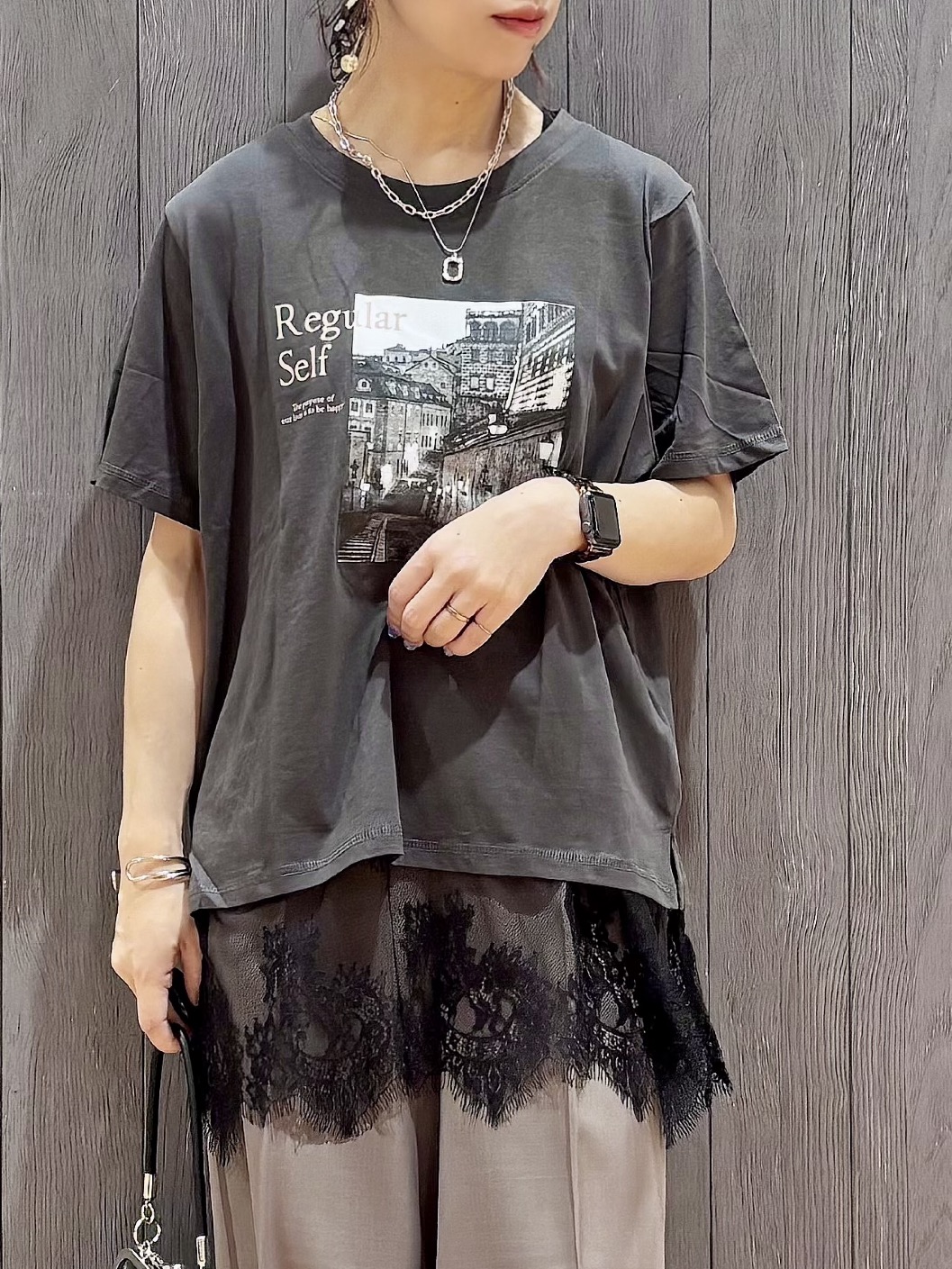 meiさんの「SHOO･LA･RUE｜【S-LL/洗濯機可】大人のベーシックカラープリントTシャツ」を使ったコーディネート