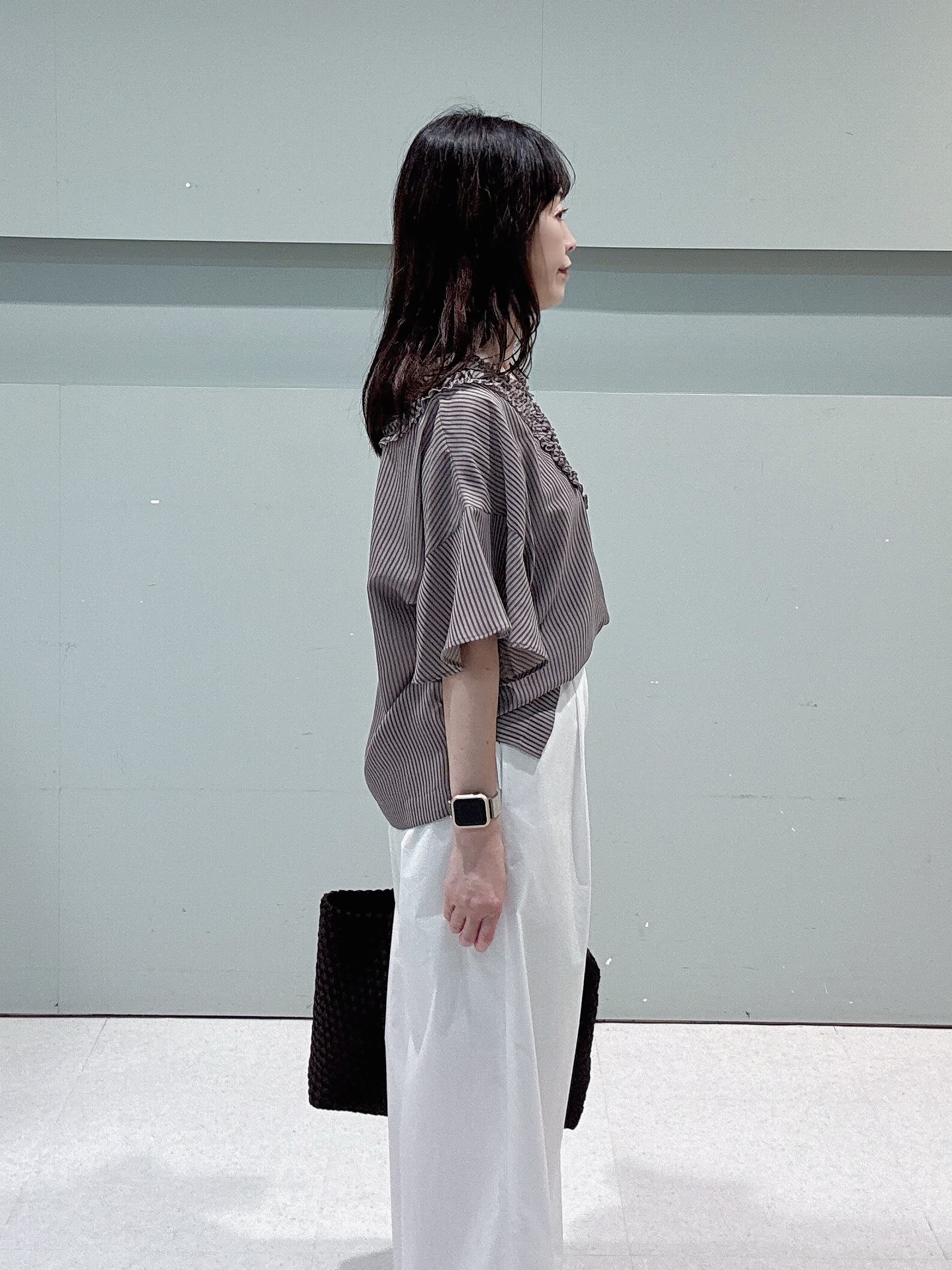 makiさんの「UNTITLED｜【接触冷感/通気性/洗える】Vネックフリルブラウス」を使ったコーディネート