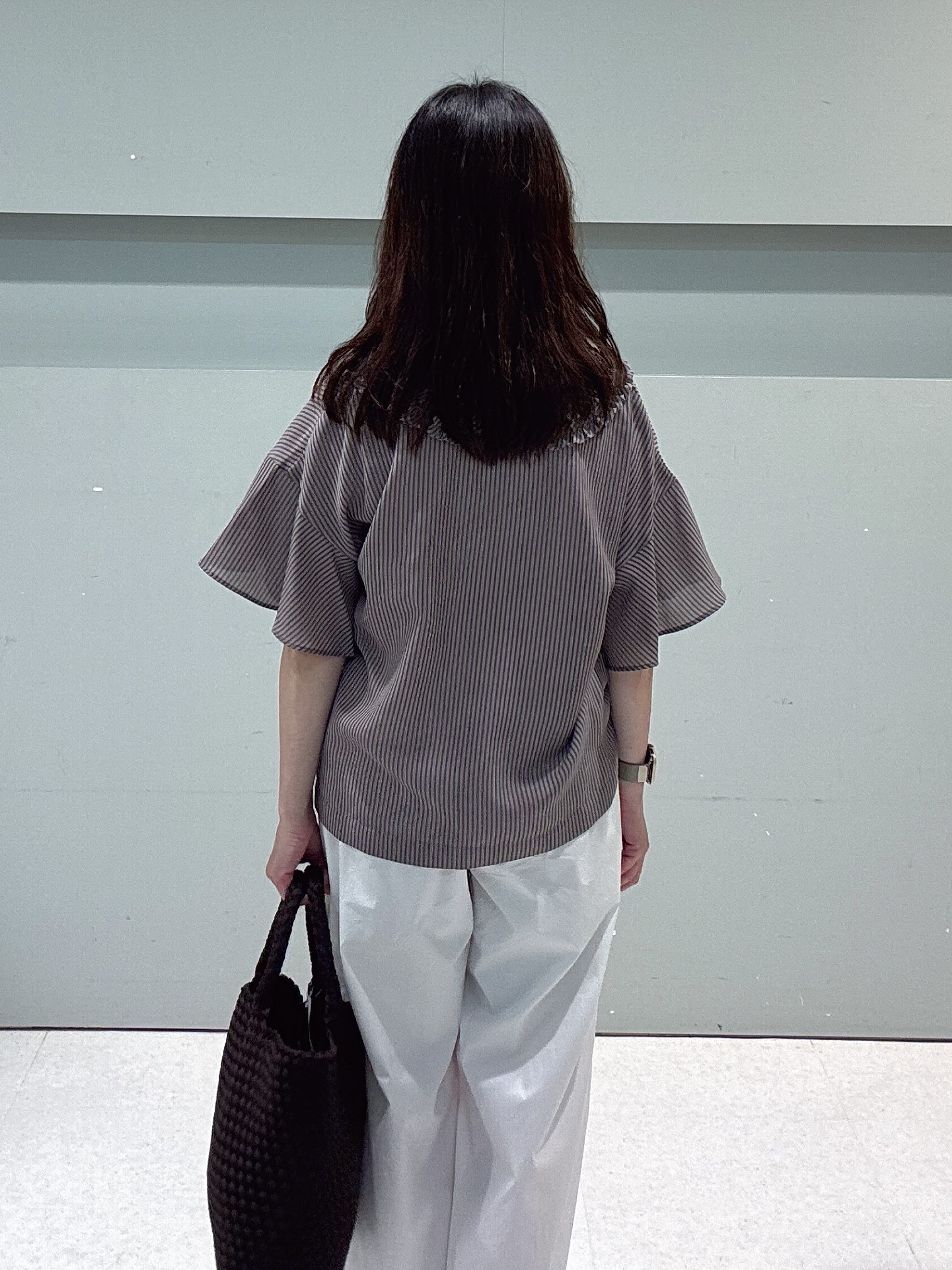 makiさんの「UNTITLED｜【接触冷感/通気性/洗える】Vネックフリルブラウス」を使ったコーディネート