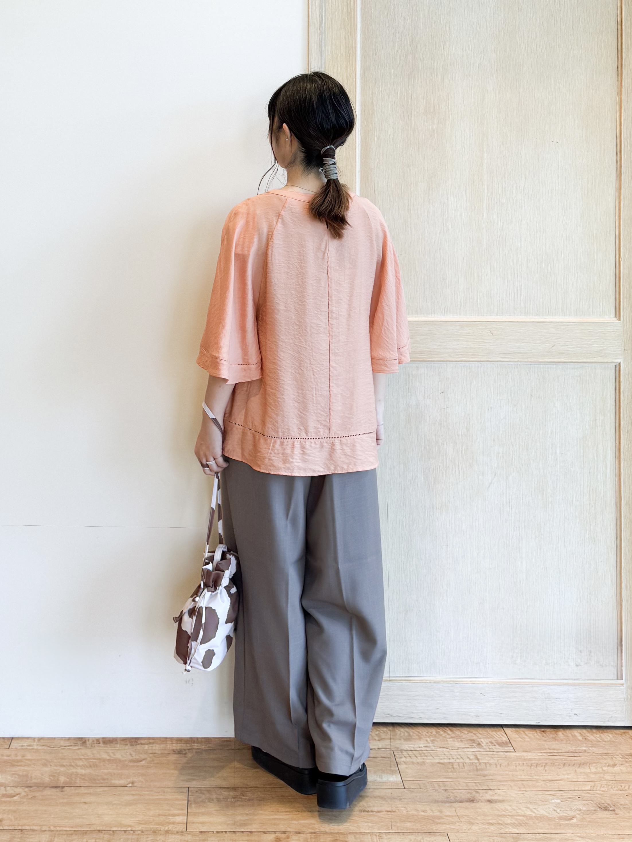 愛さんの「SHOO･LA･RUE｜【S-LL/洗濯機可/体型カバー】はしごレースがポイント スラブポンチョ風ブラウス」を使ったコーディネート