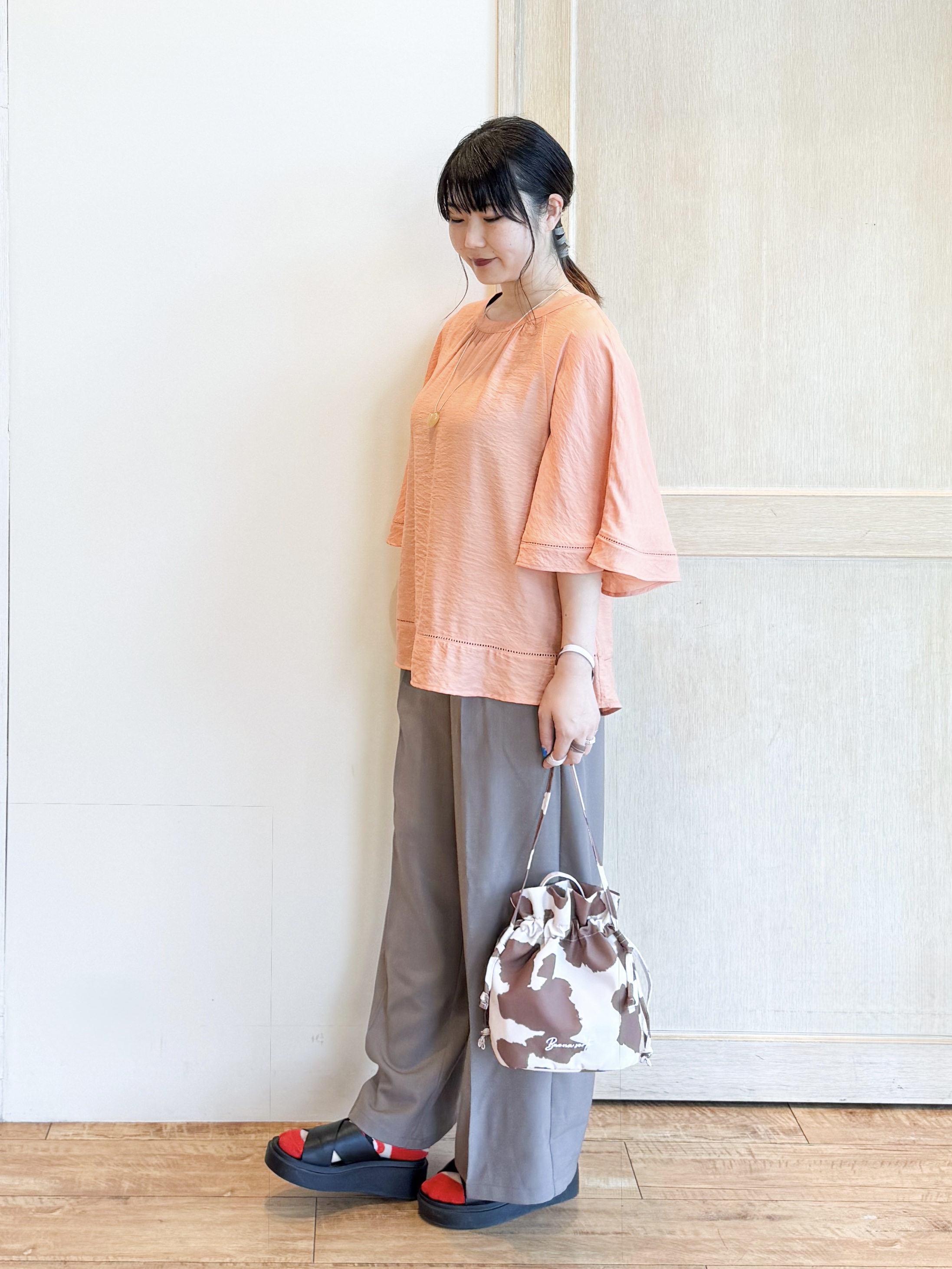 愛さんの「SHOO･LA･RUE｜【S-LL/洗濯機可/体型カバー】はしごレースがポイント スラブポンチョ風ブラウス」を使ったコーディネート
