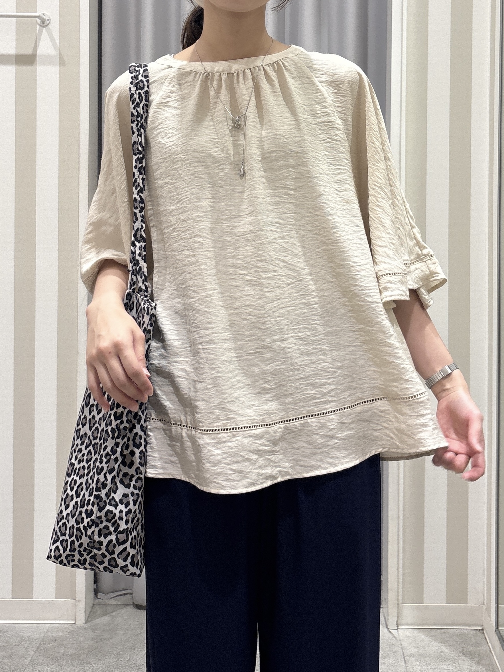 Rikaさんの「SHOO･LA･RUE｜【S-LL/洗濯機可/体型カバー】はしごレースがポイント スラブポンチョ風ブラウス」を使ったコーディネート