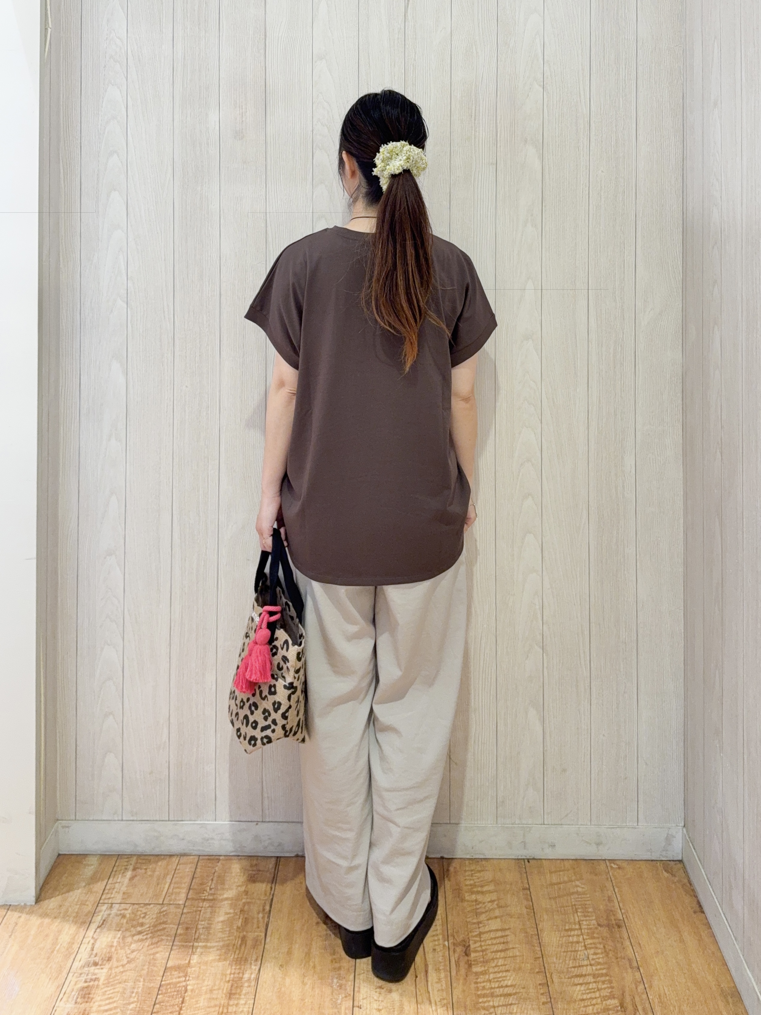 愛さんの「SHOO･LA･RUE｜【汗じみ防止/S-LL/体型カバー/洗濯機可】汗じみが気になりにくい 大人の刺繍ロゴTシャツ」を使ったコーディネート