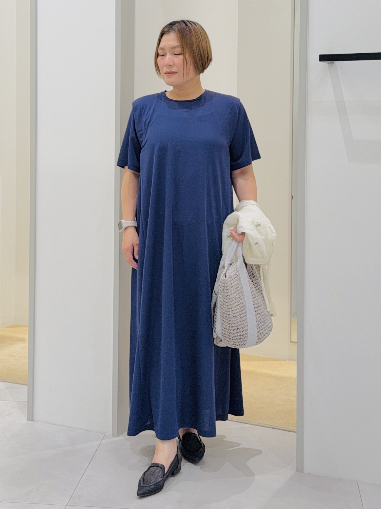 タナさんの「THE SHOP TK｜【ひんやり/体型カバー】肩タックデザイン サックワンピース」を使ったコーディネート