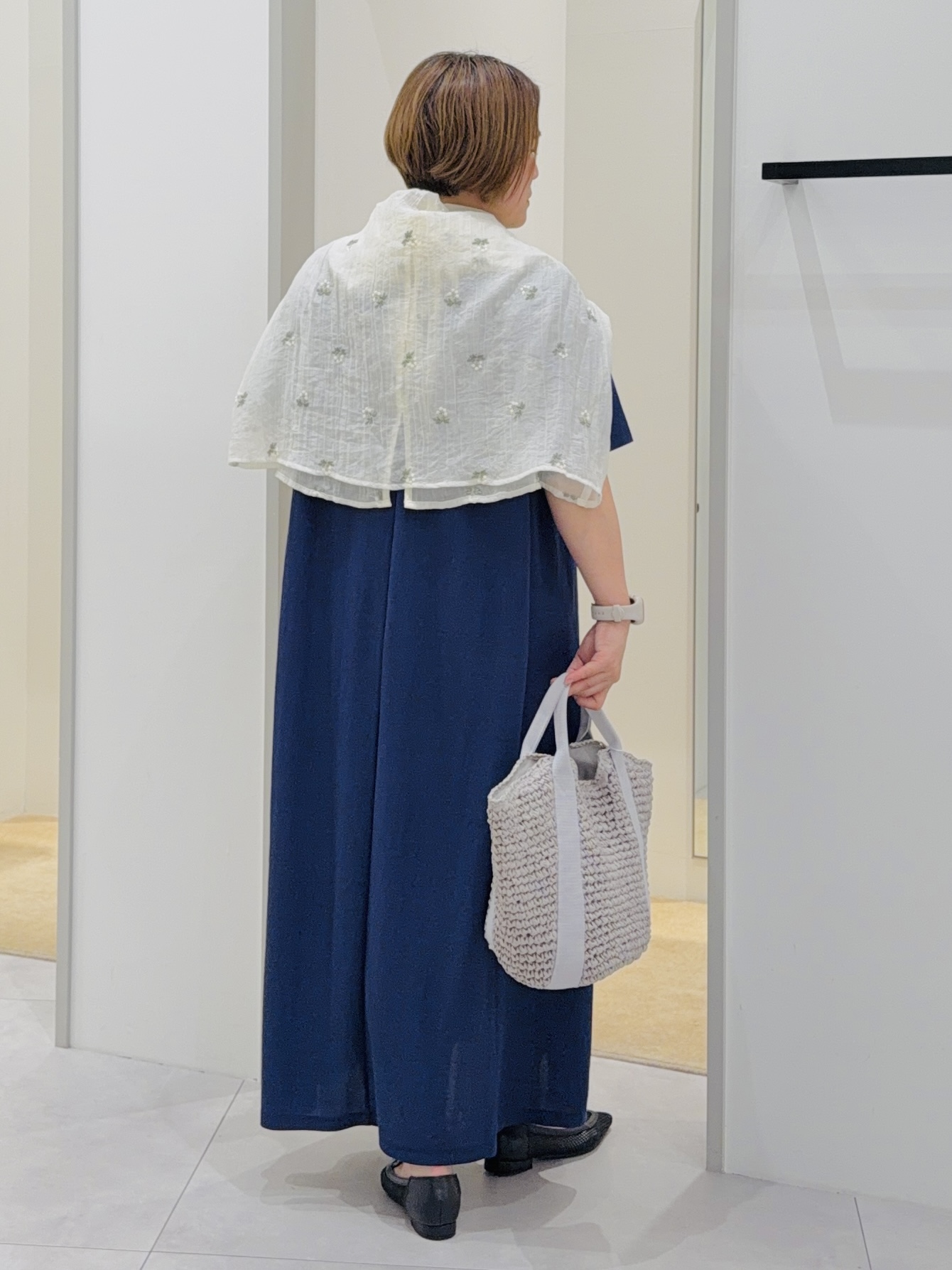 タナさんの「THE SHOP TK｜【ひんやり/体型カバー】肩タックデザイン サックワンピース」を使ったコーディネート