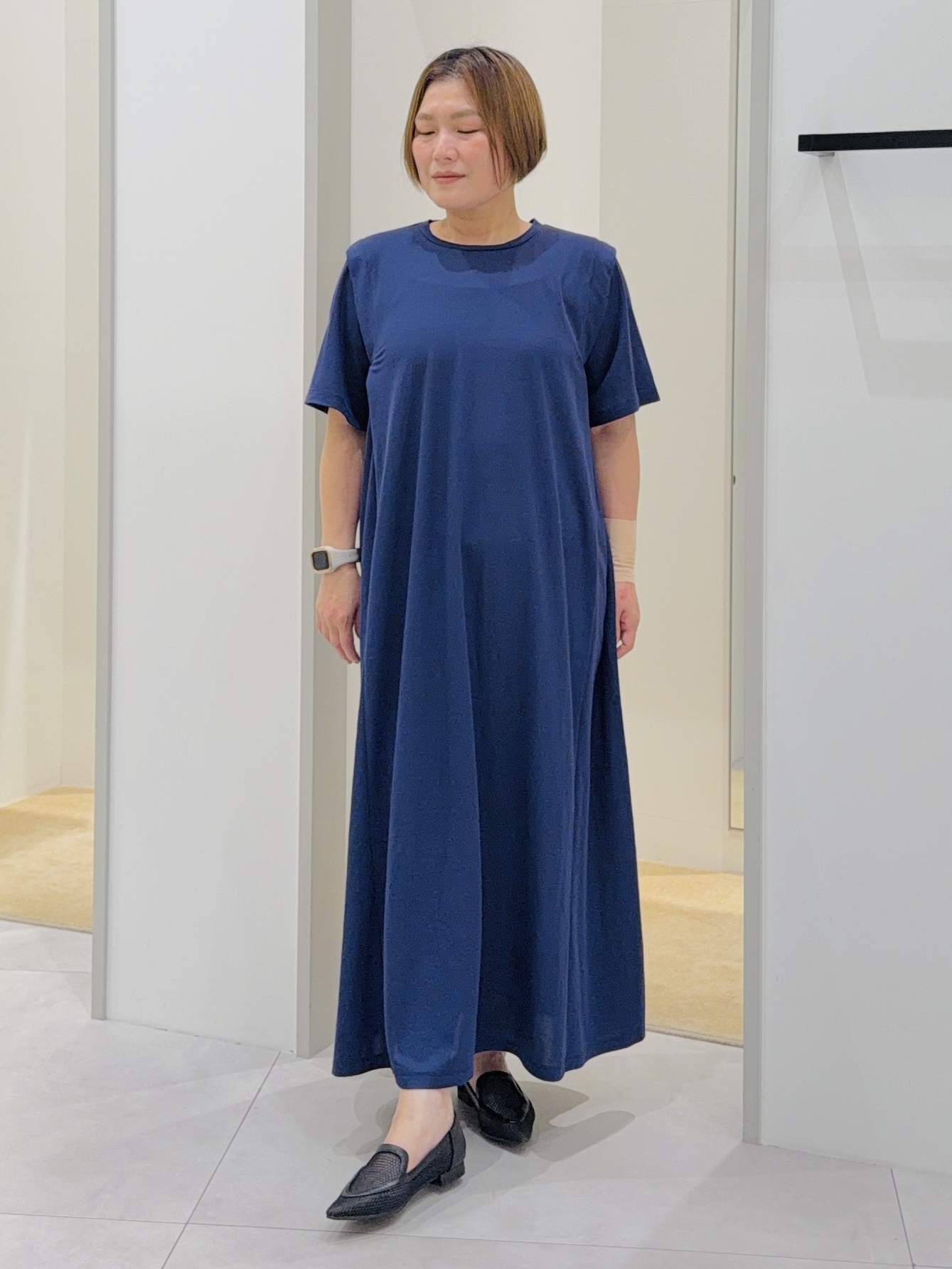 タナさんの「THE SHOP TK｜【ひんやり/体型カバー】肩タックデザイン サックワンピース」を使ったコーディネート