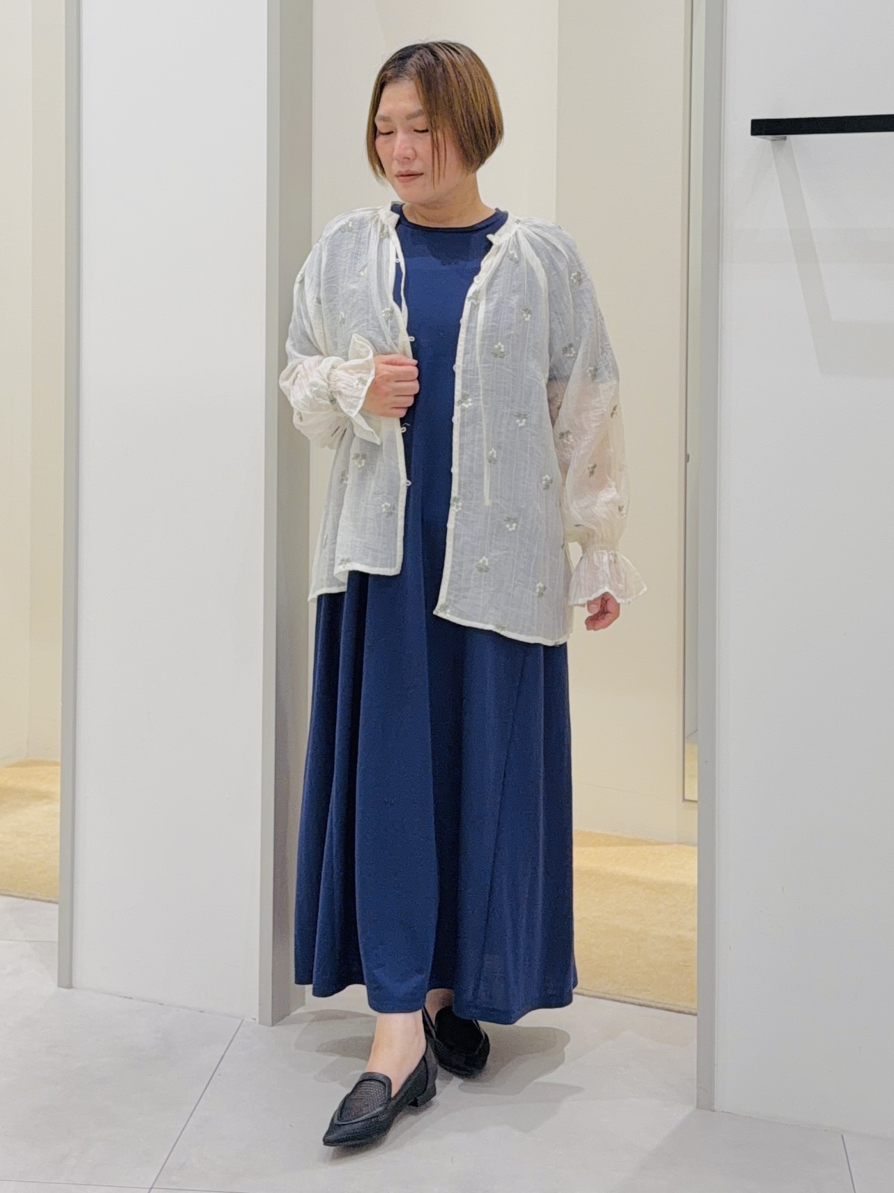 タナさんの「THE SHOP TK｜【ひんやり/体型カバー】肩タックデザイン サックワンピース」を使ったコーディネート