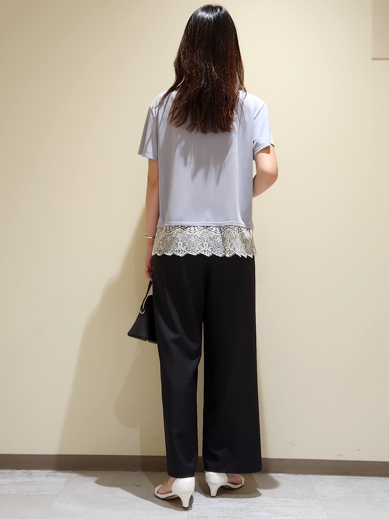 yukaさんの「COUP DE CHANCE｜【手洗い可／日本製／接触冷感】裾レースカットソー」を使ったコーディネート