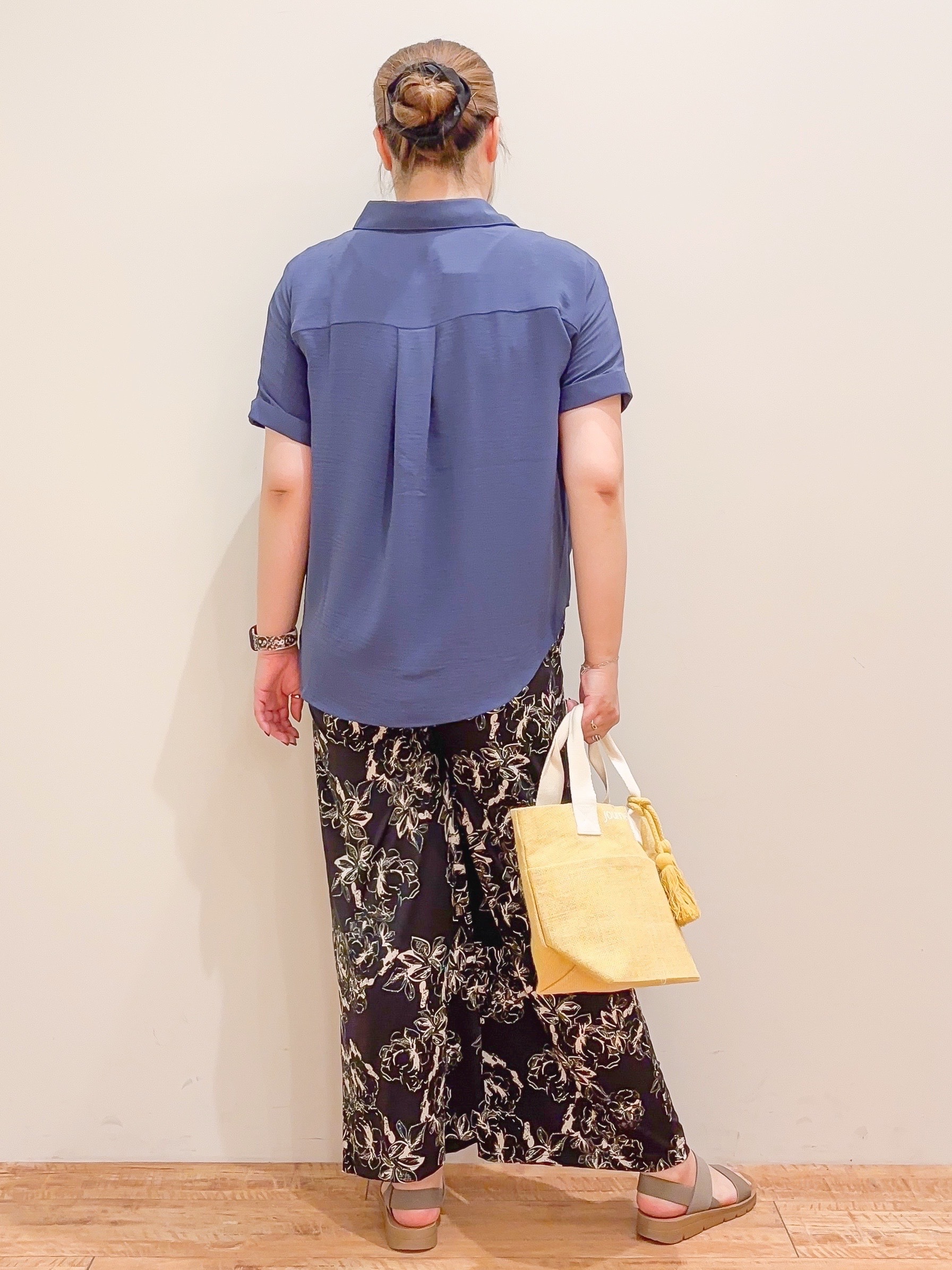 naoさんの「SHOO･LA･RUE｜【洗濯後しわになりにくい/体型カバー】二の腕も隠せる　お袖ロールアップ半袖シャツ」を使ったコーディネート