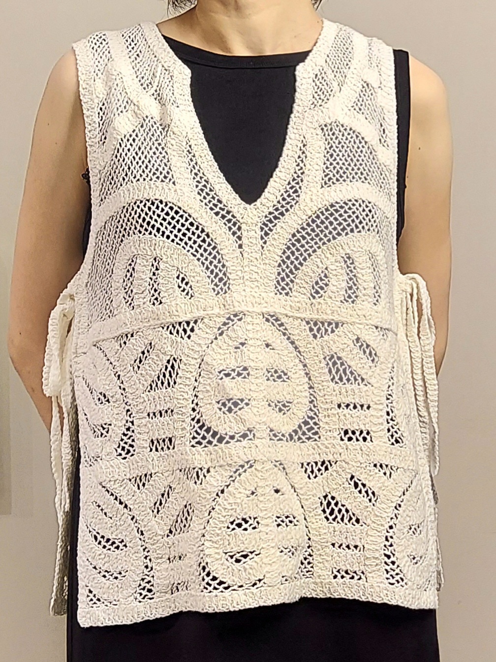 MAKIさんの「index｜カギ針風ベスト【洗濯機OK】」を使ったコーディネート