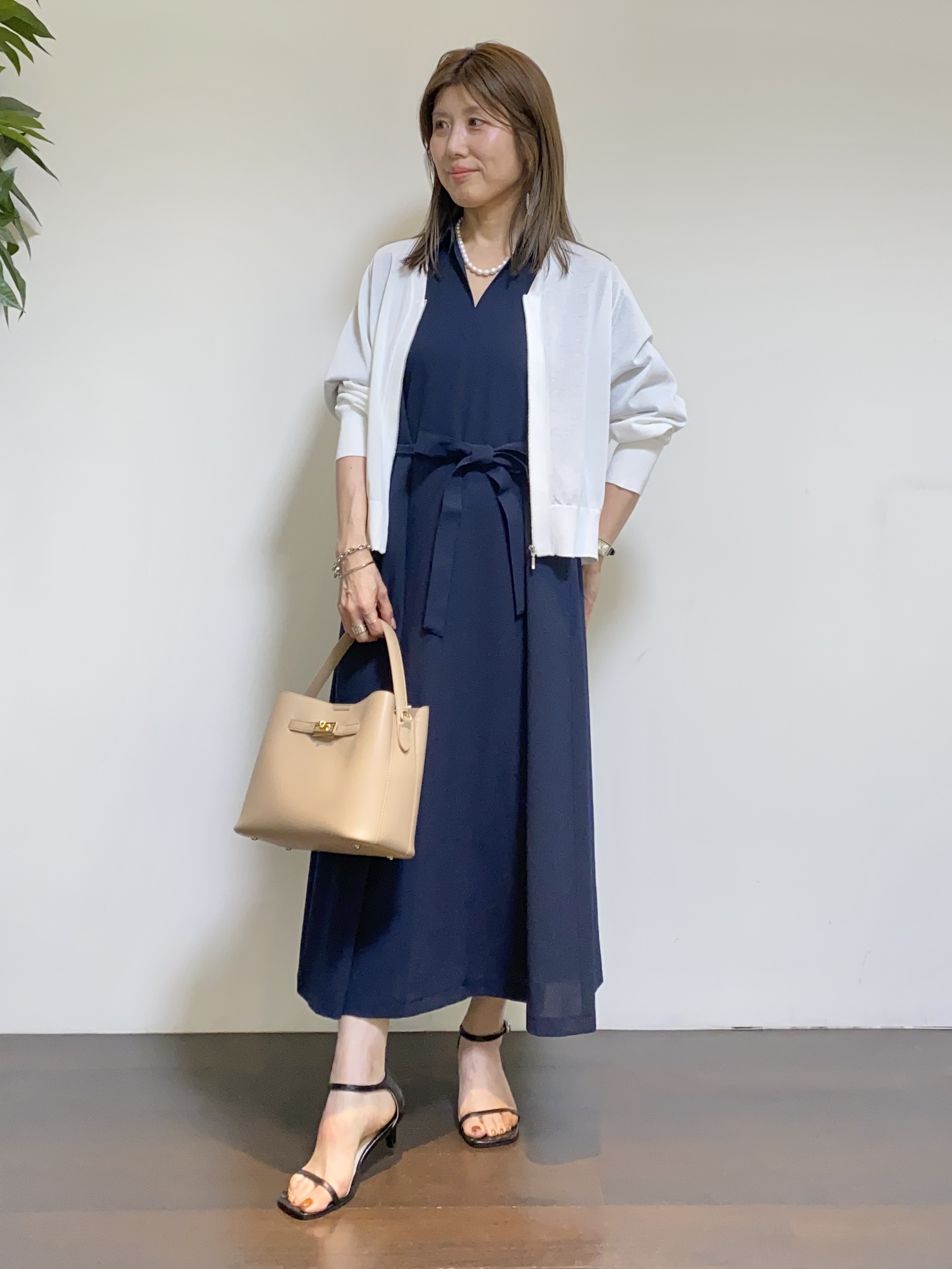 tomoさんの「UNTITLED｜【アンサンブル可/日除け・冷房対策】シアーレーヨンZIPカーディガン」を使ったコーディネート