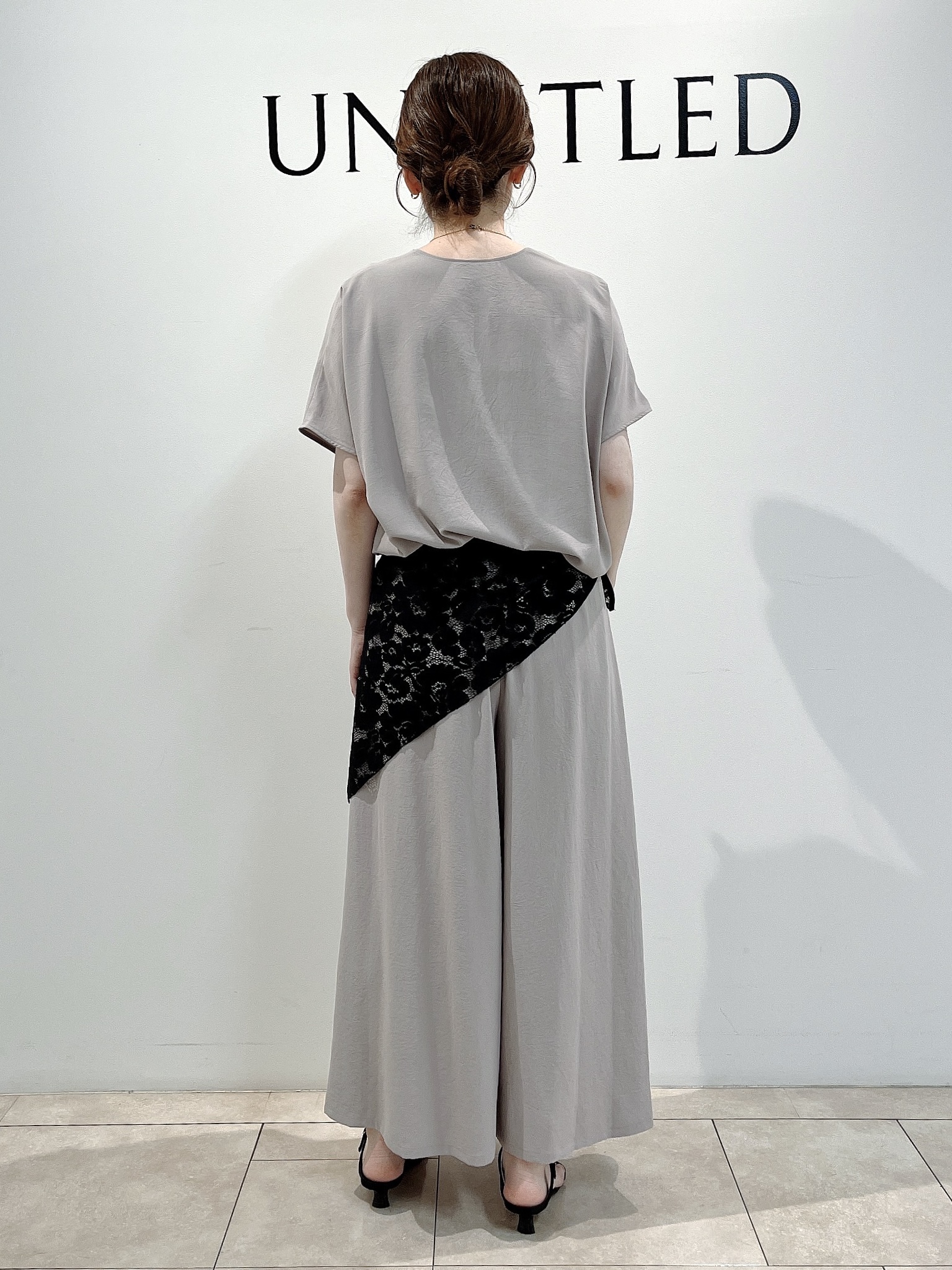 hayaさんの「UNTITLED｜【UV/接触冷感/セットアップ可】リラクシーキーVネックブラウス」を使ったコーディネート