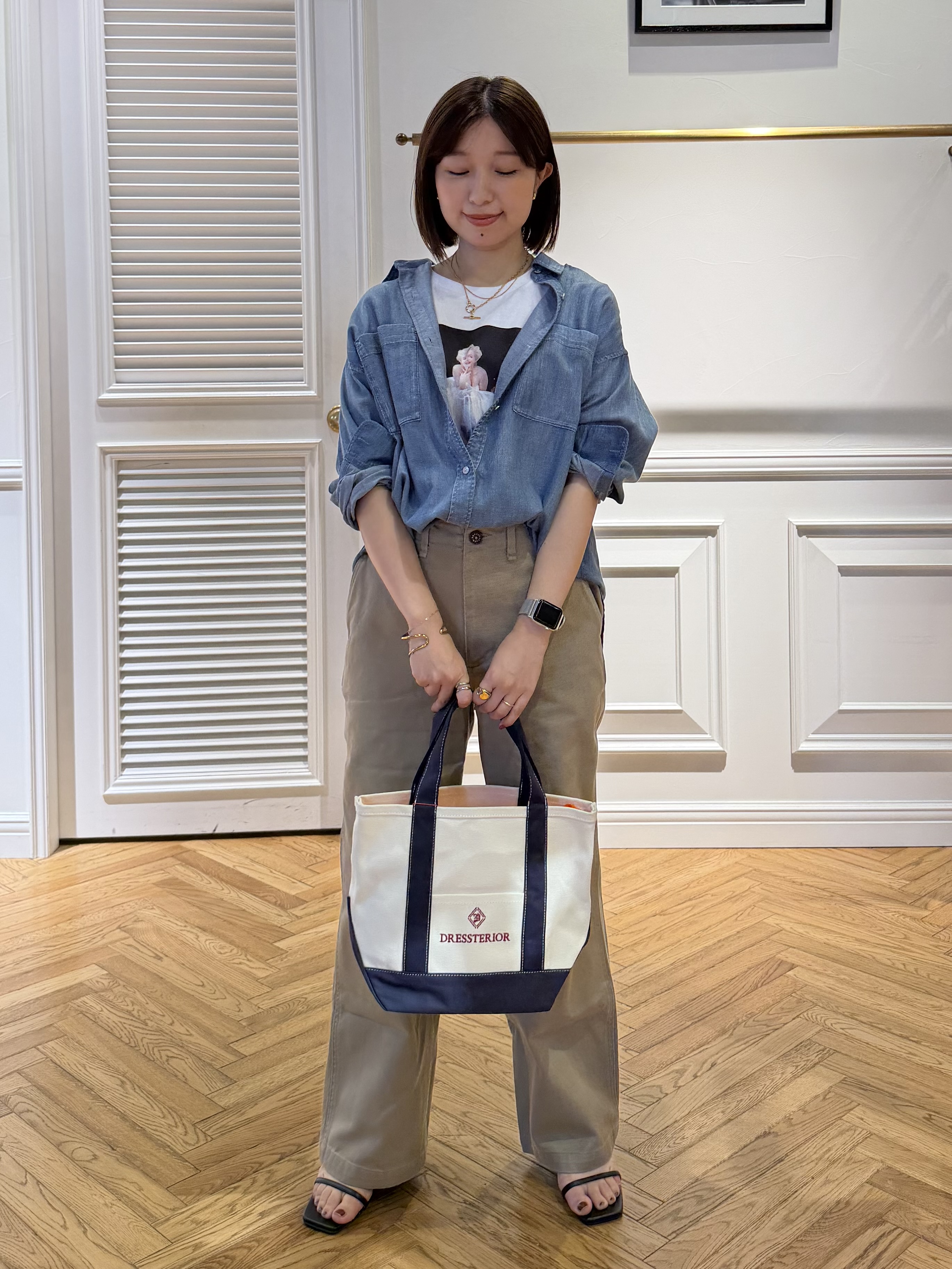 つじ まこさんの「DRESSTERIOR｜【涼しく着映え】シアーデニムシャツ」を使ったコーディネート