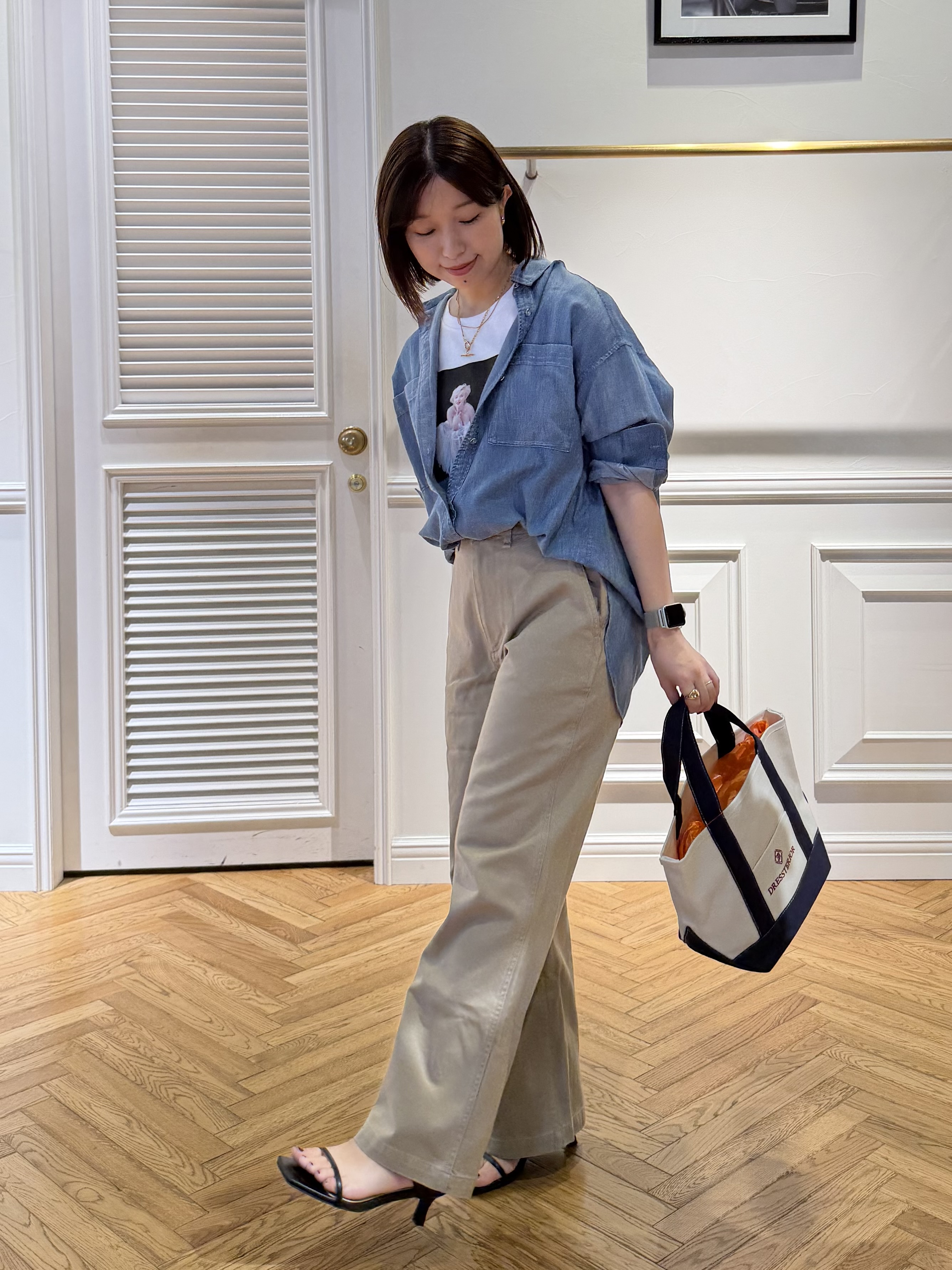 つじ まこさんの「DRESSTERIOR｜【涼しく着映え】シアーデニムシャツ」を使ったコーディネート
