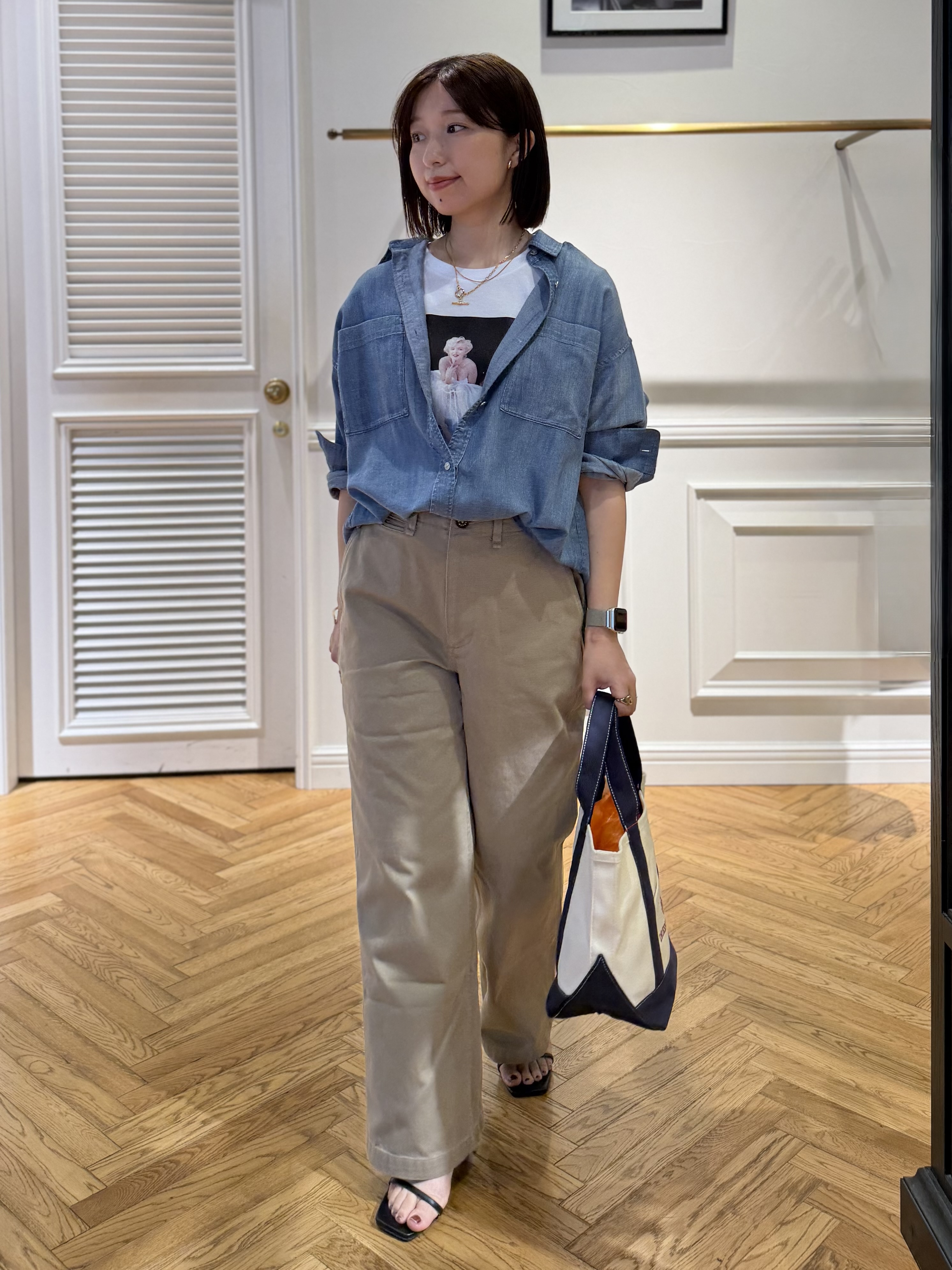 つじ まこさんの「DRESSTERIOR｜【涼しく着映え】シアーデニムシャツ」を使ったコーディネート