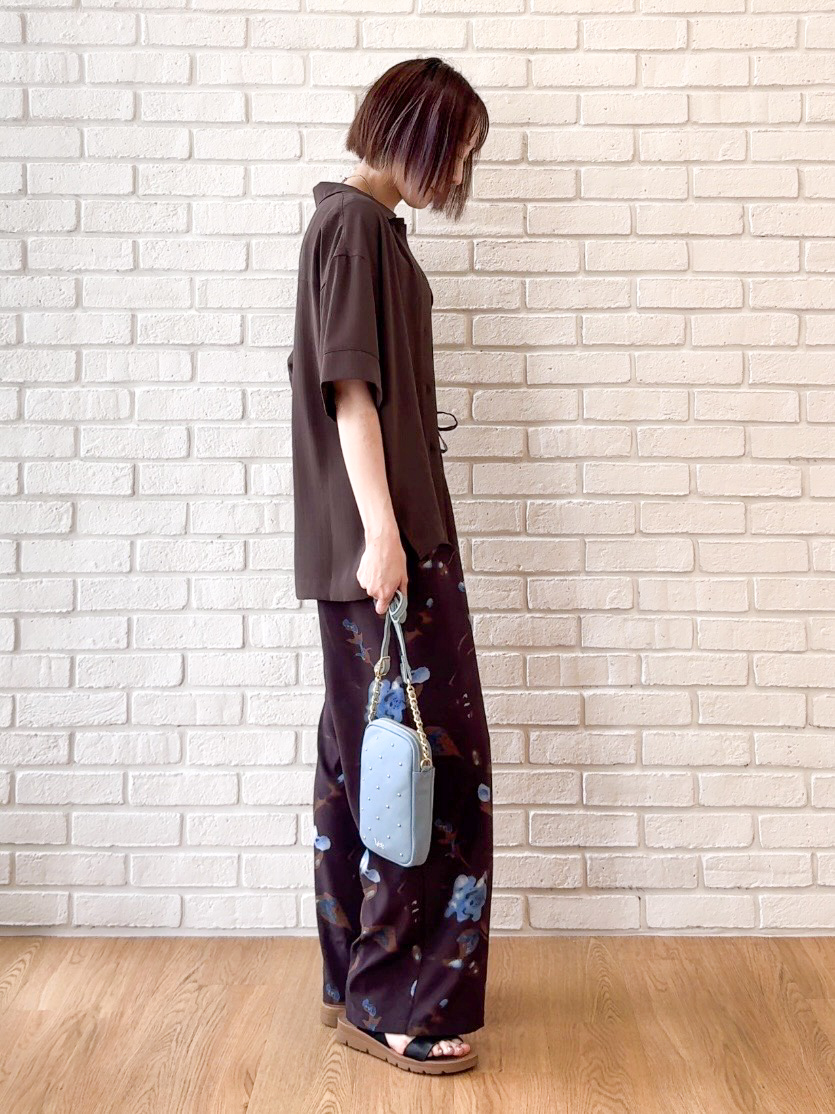 𝐜𝐡𝐢𝐤𝐚さんの「SHOO･LA･RUE｜【通気性〇/UV/S-LL】洗濯後しわになりにくい とろみストライプシャツ」を使ったコーディネート