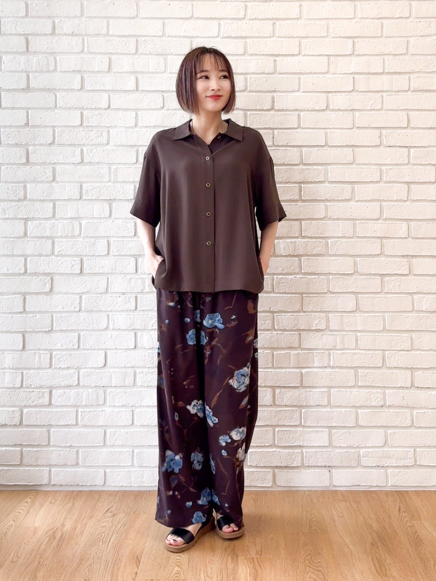 𝐜𝐡𝐢𝐤𝐚さんの「SHOO･LA･RUE｜【通気性〇/UV/S-LL】洗濯後しわになりにくい とろみストライプシャツ」を使ったコーディネート