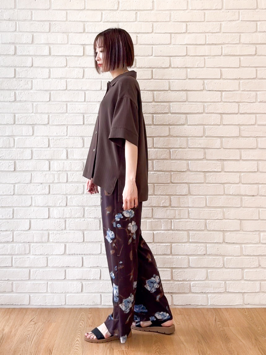 𝐜𝐡𝐢𝐤𝐚さんの「SHOO･LA･RUE｜【通気性〇/UV/S-LL】洗濯後しわになりにくい とろみストライプシャツ」を使ったコーディネート