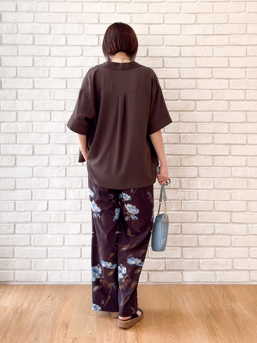 𝐜𝐡𝐢𝐤𝐚さんの「SHOO･LA･RUE｜【通気性〇/UV/S-LL】洗濯後しわになりにくい とろみストライプシャツ」を使ったコーディネート