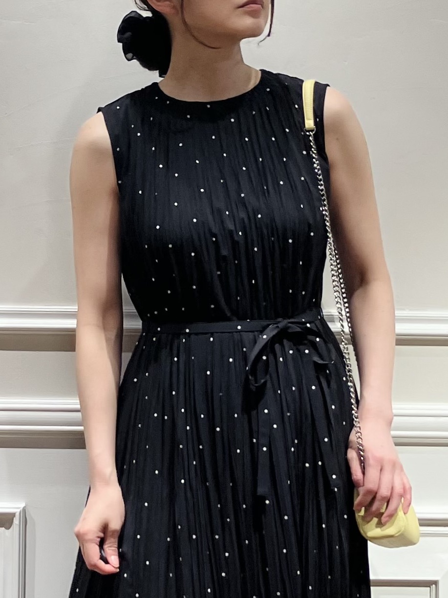 TSUKUIさんの「DRESSTERIOR｜【ウォッシャブル/2WAYシルエット】ノースリーブプリーツワンピース」を使ったコーディネート