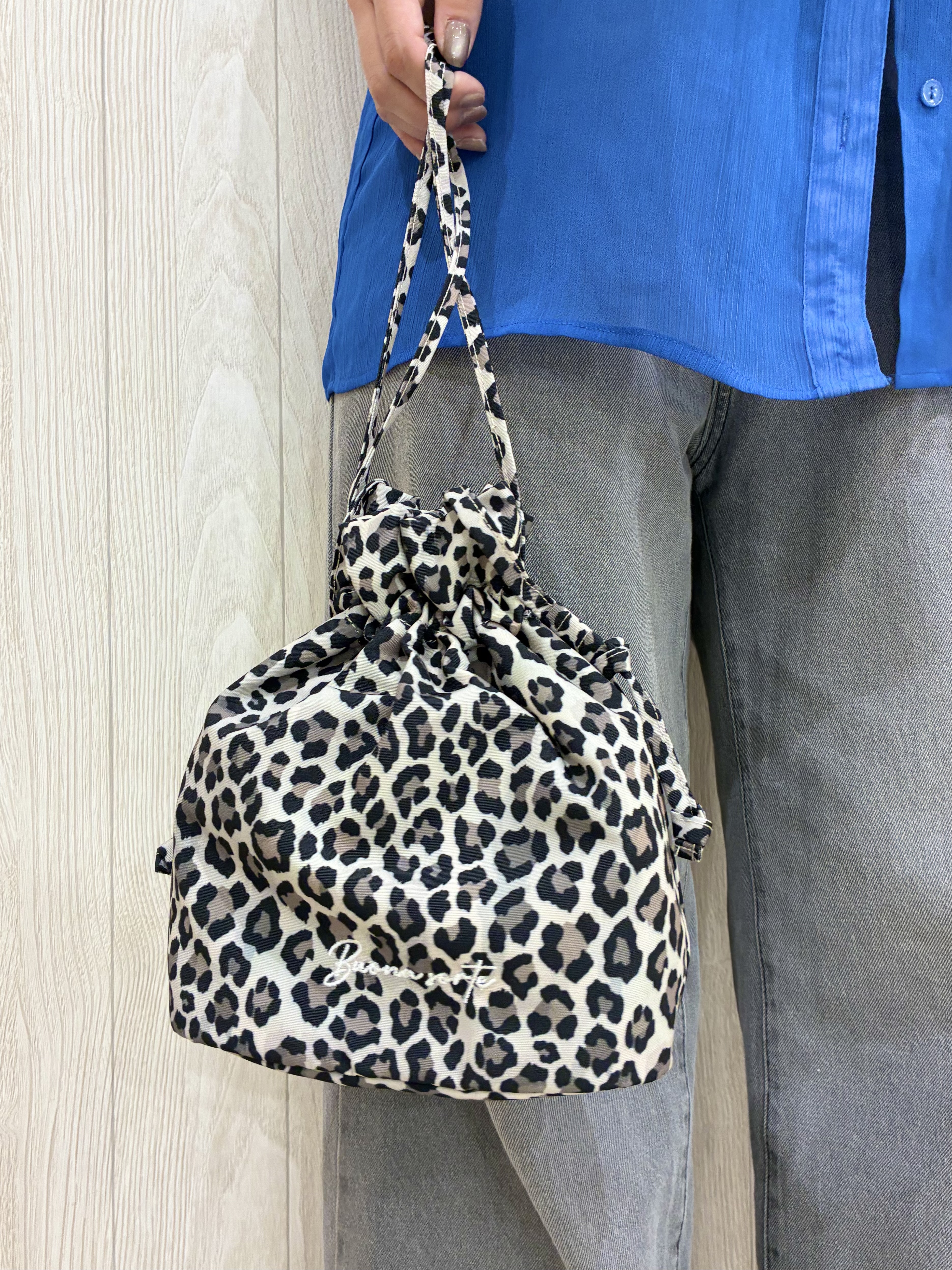 shiiさんの「SHOO･LA･RUE｜【洗濯機可】ダブルポケット 楊柳しぼしぼシアーシャツ」を使ったコーディネート