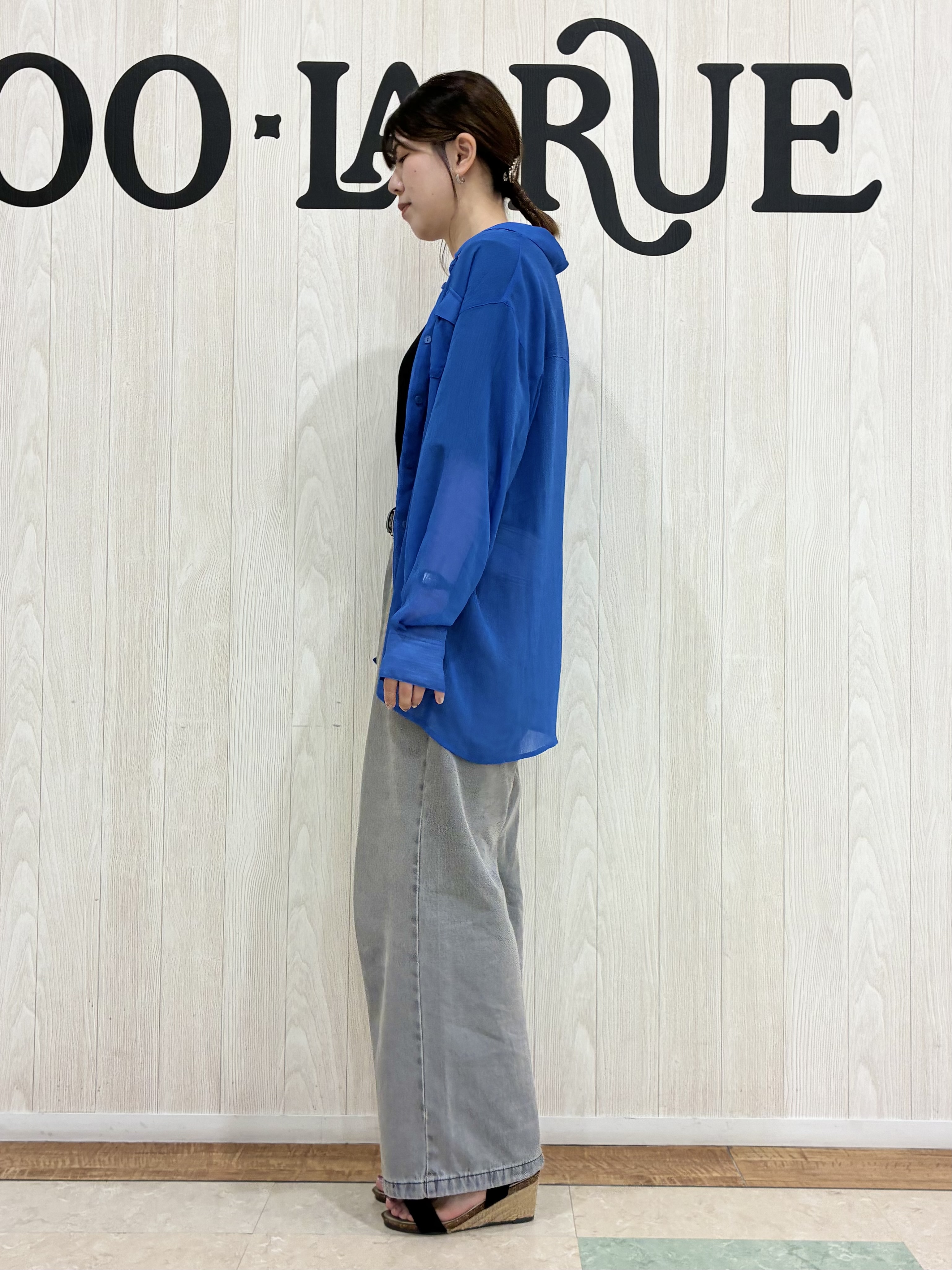 shiiさんの「SHOO･LA･RUE｜【洗濯機可】ダブルポケット 楊柳しぼしぼシアーシャツ」を使ったコーディネート
