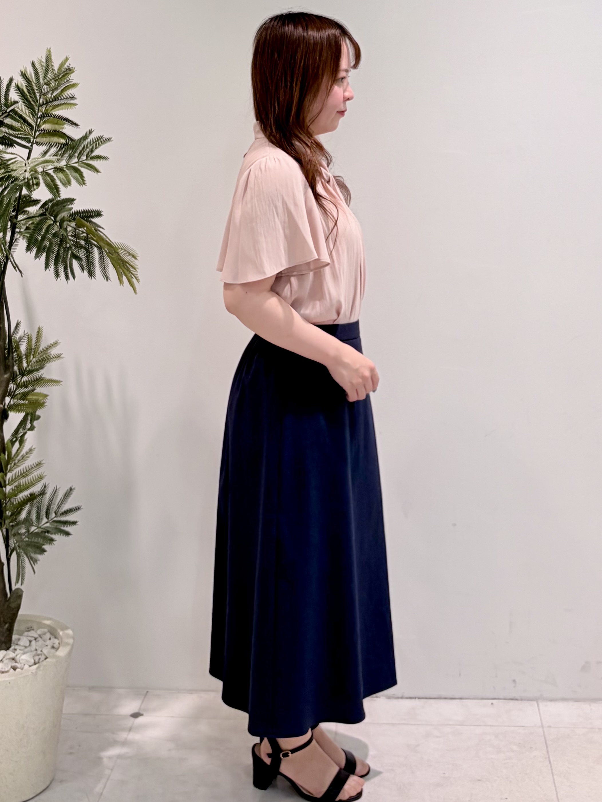 Hitomiさんの「COUP DE CHANCE｜【手洗い可／日本製】フロント ドレープブラウス」を使ったコーディネート