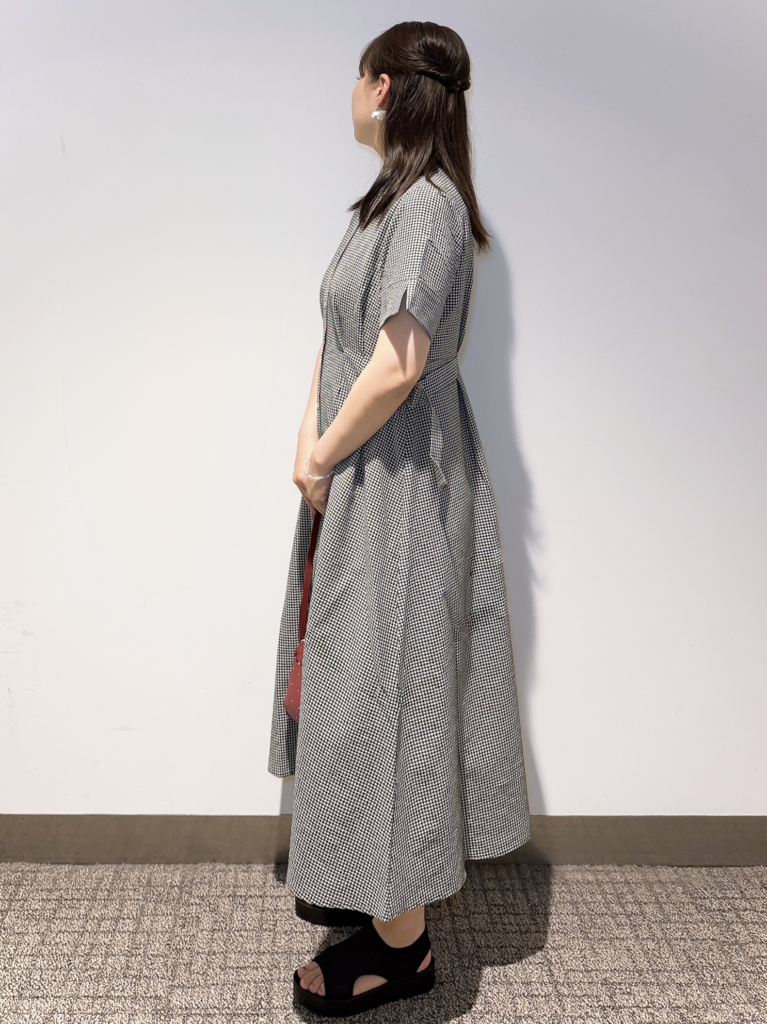 みーさんの「grove｜【低身長さんも選べる着丈/UV・シワになりにくいetc】涼やかさも、きちんとも叶うワンピース」を使ったコーディネート