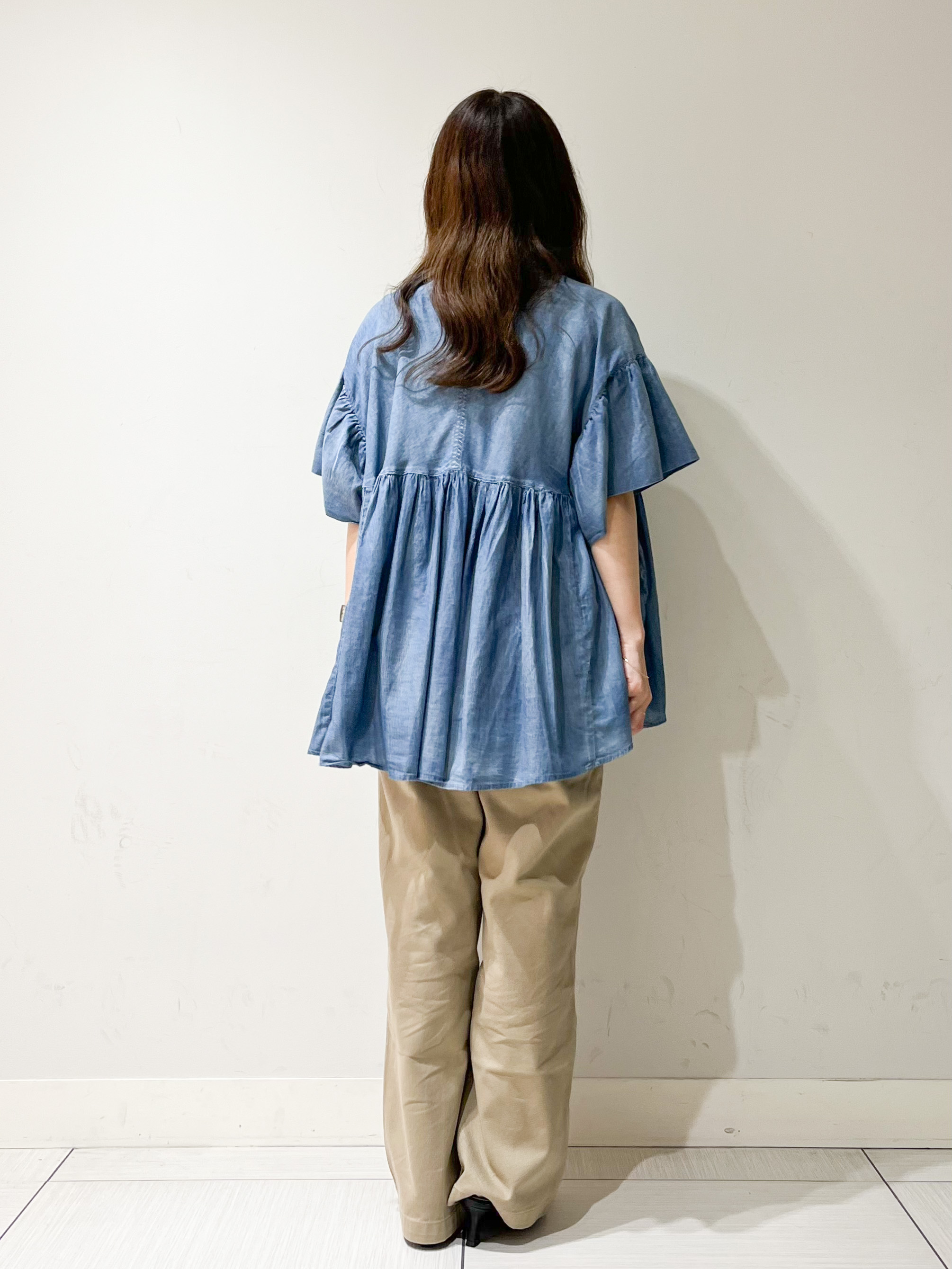 じゅんさんの「DRESSTERIOR｜【涼しく着映え】シアーデニムAラインブラウス」を使ったコーディネート