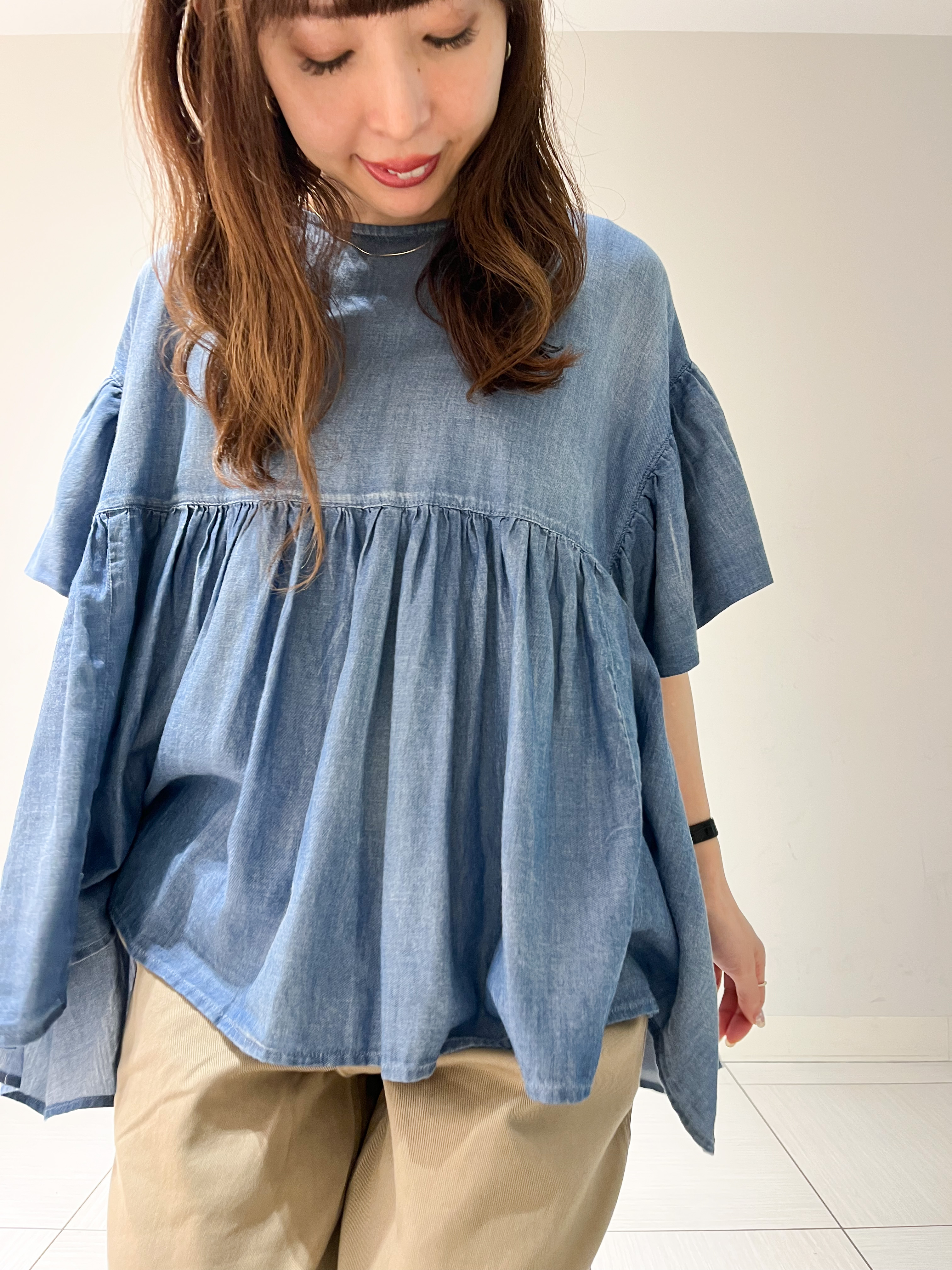 じゅんさんの「DRESSTERIOR｜【涼しく着映え】シアーデニムAラインブラウス」を使ったコーディネート