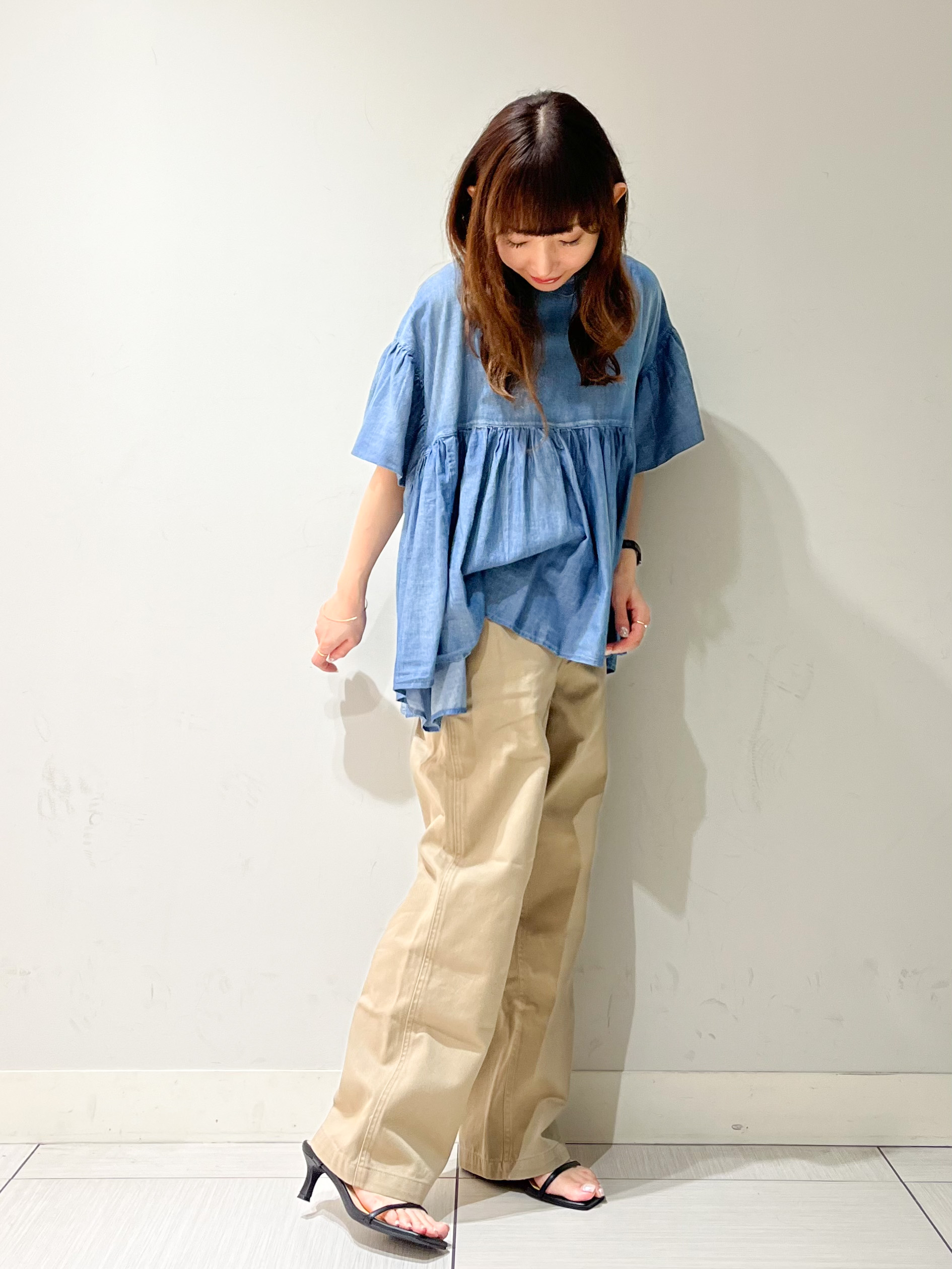 じゅんさんの「DRESSTERIOR｜【涼しく着映え】シアーデニムAラインブラウス」を使ったコーディネート