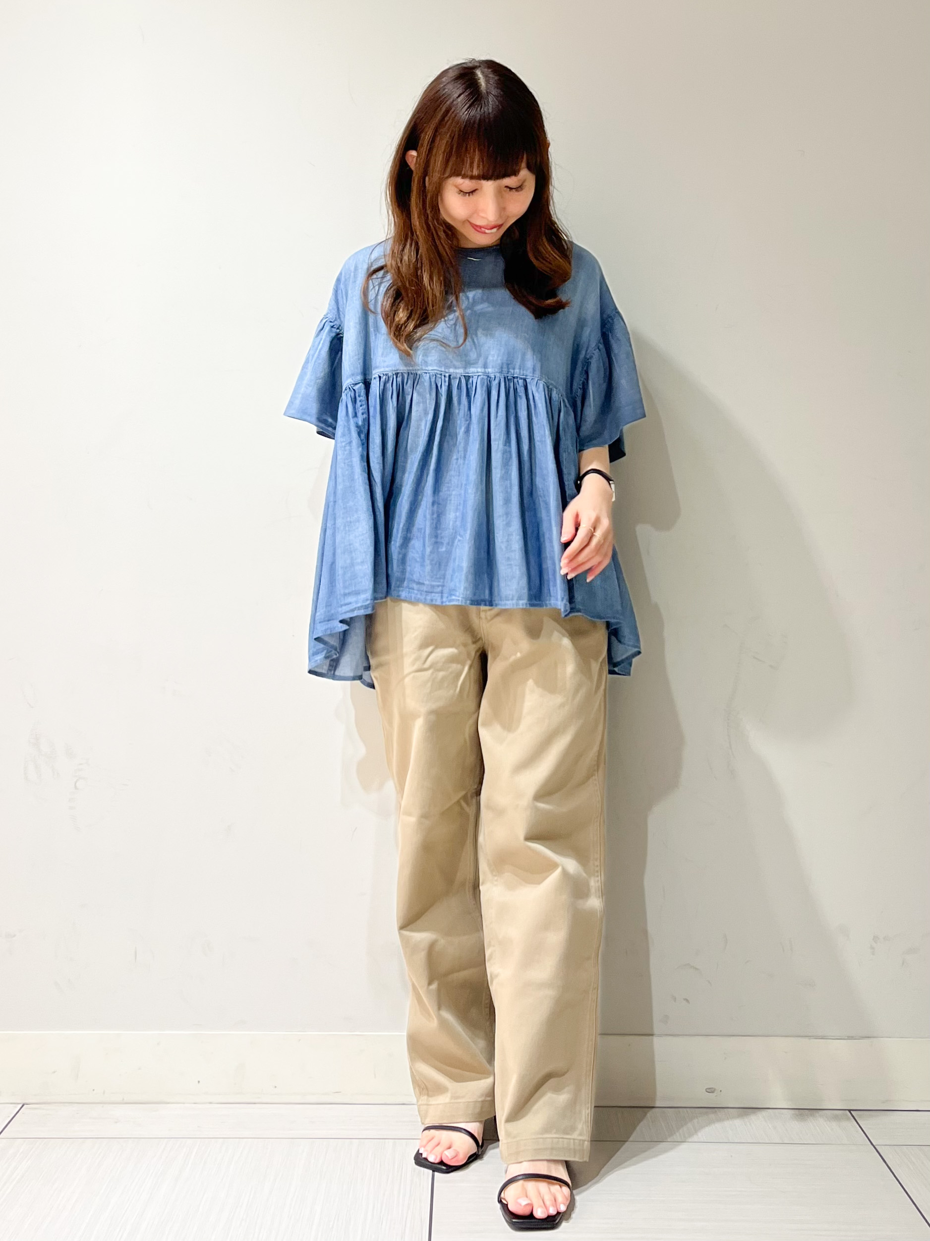 じゅんさんの「DRESSTERIOR｜【涼しく着映え】シアーデニムAラインブラウス」を使ったコーディネート