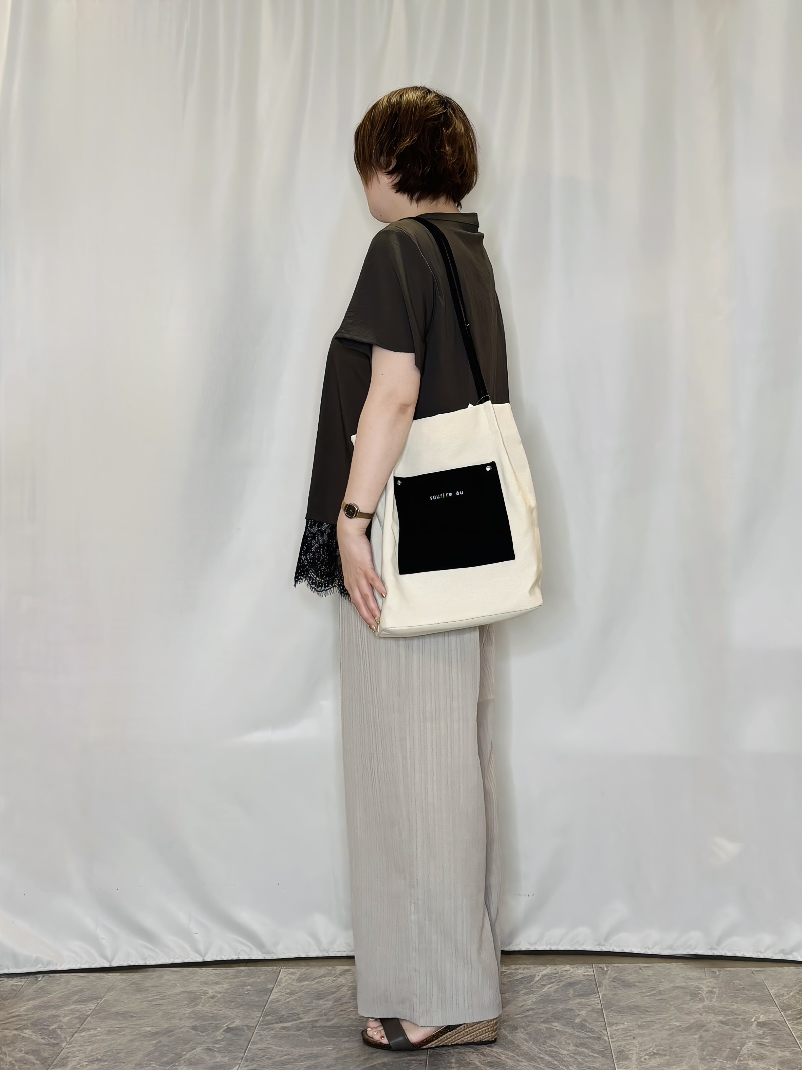 たみさんの「SHOO･LA･RUE｜【S-LL/洗濯機可】軽凛(かろりん) 楽に着られて上品 裾レーススキッパーブラウス」を使ったコーディネート
