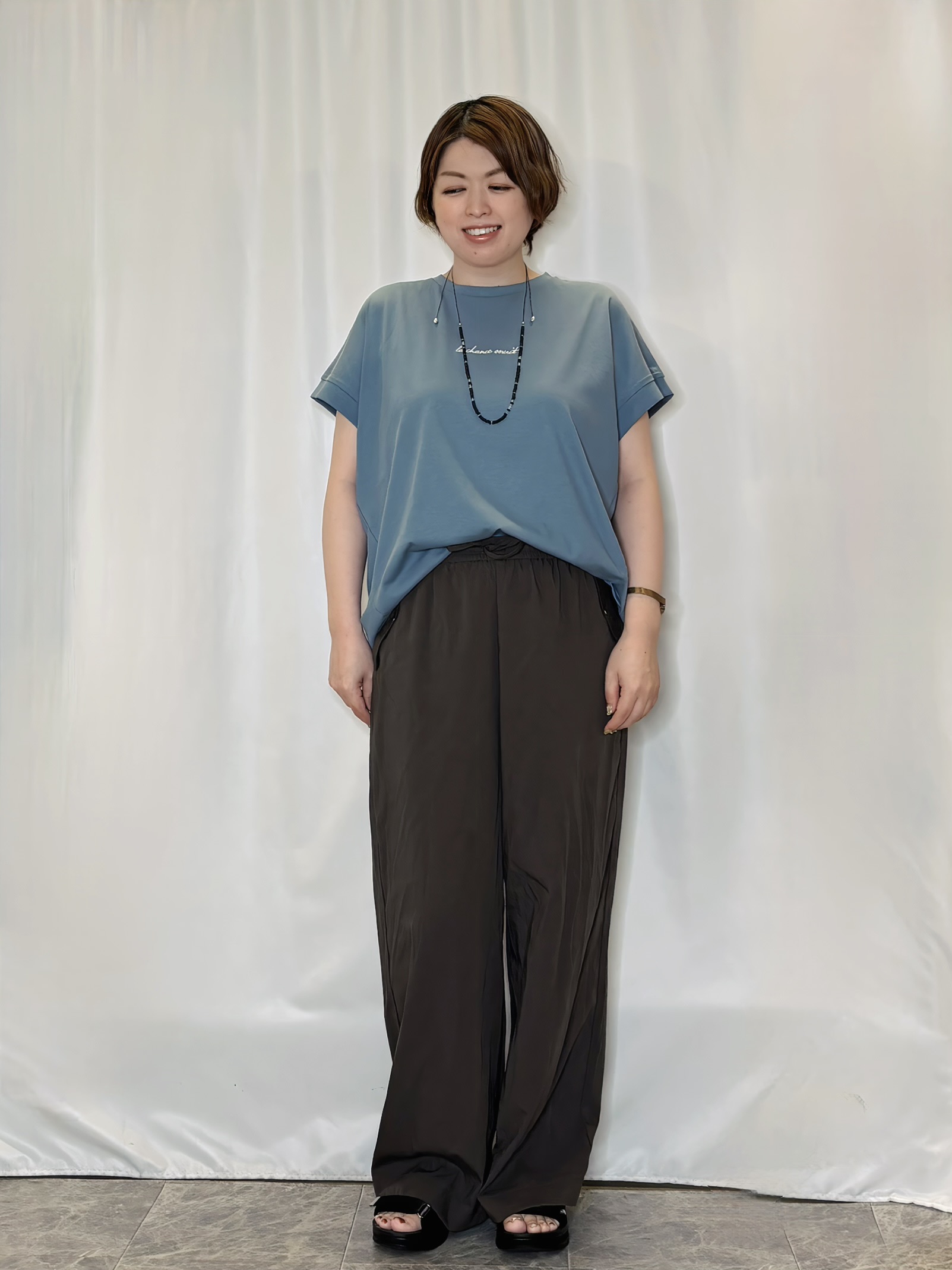 たみさんの「SHOO･LA･RUE｜【汗じみ防止/S-LL/体型カバー/洗濯機可】汗じみが気になりにくい 大人の刺繍ロゴTシャツ」を使ったコーディネート